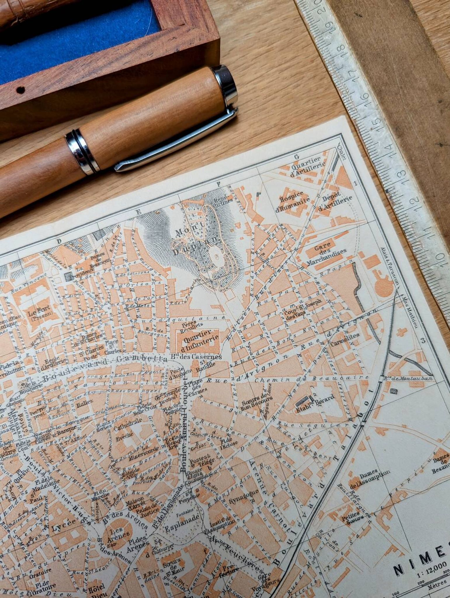 Imprimée en 1906, plan de Nîmes. O