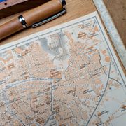 Imprimée en 1906, plan de Nîmes. O