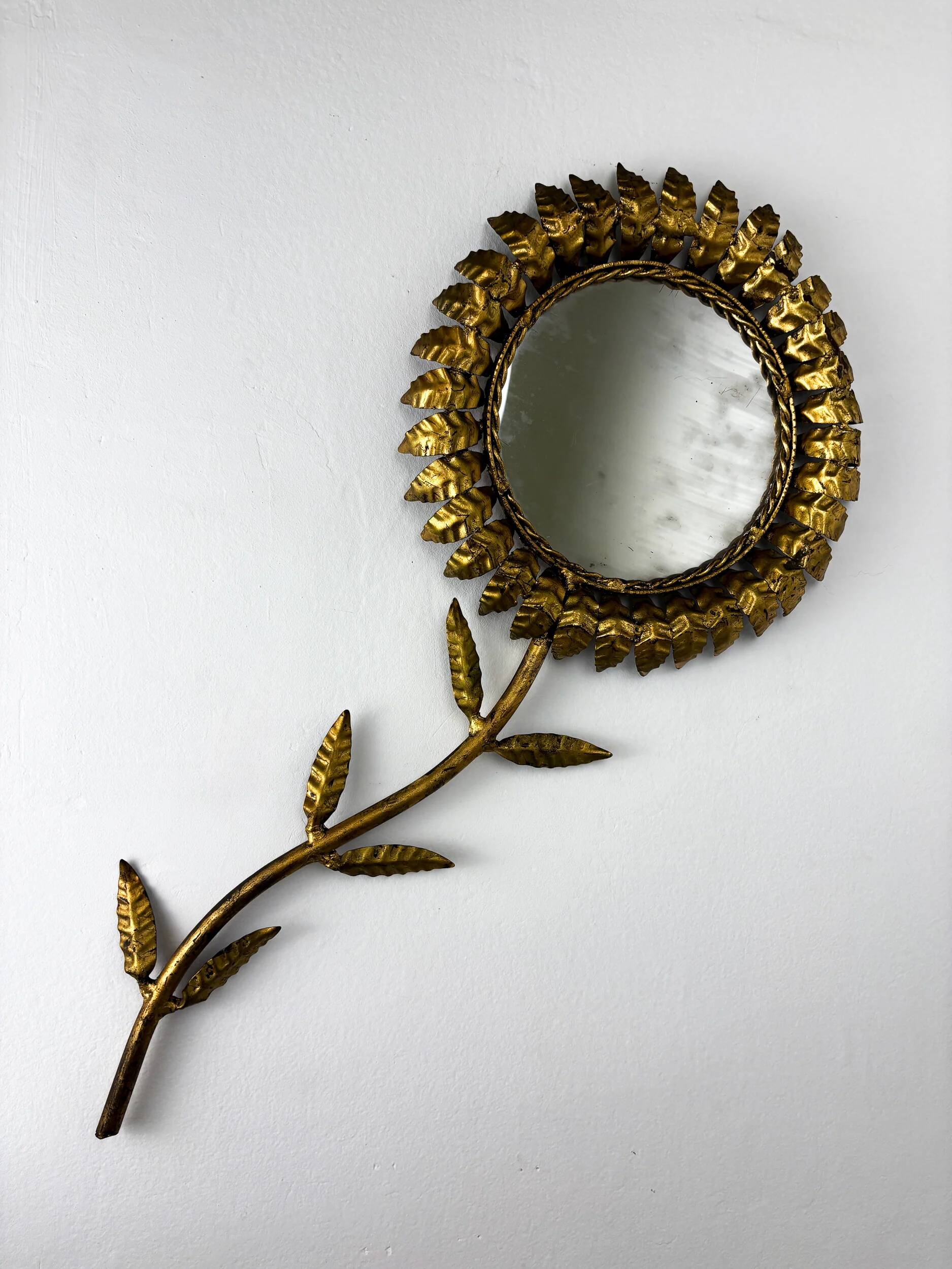 Miroir mural en forme de fleur éclatante, en fer doré, 1950