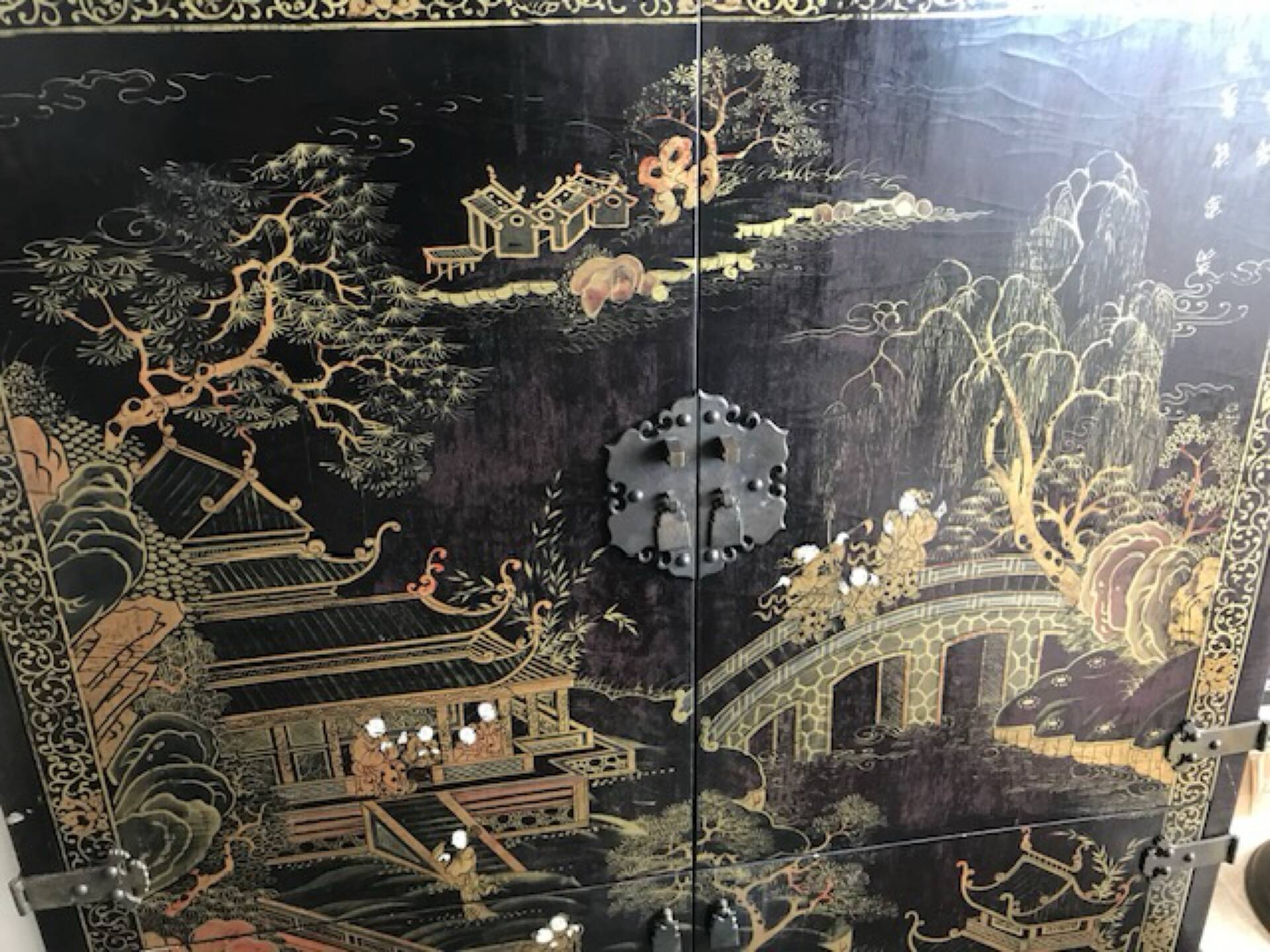 Cabinet chinois laqué noir, décor paysage doré & polychrome – H150