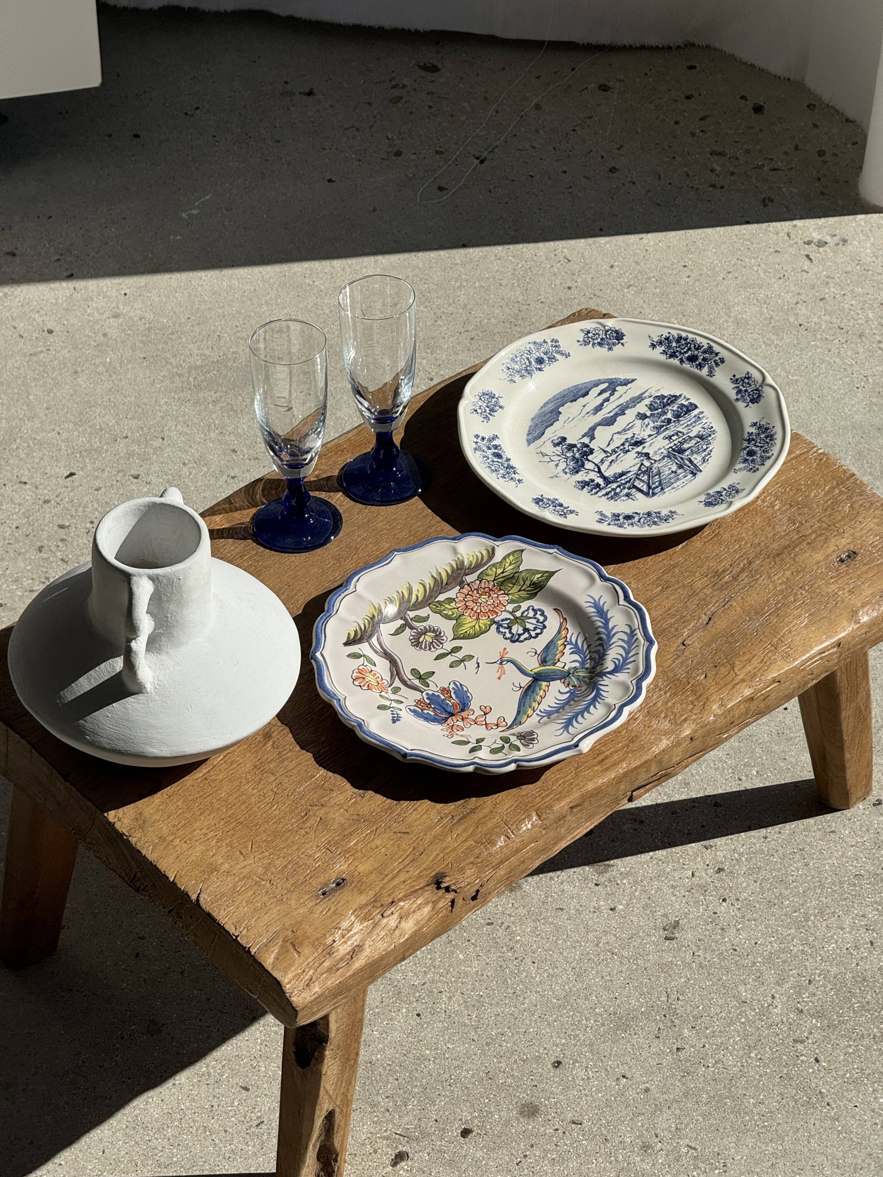 Assiette ancienne en faïence à décor de paysage bleu D24,5