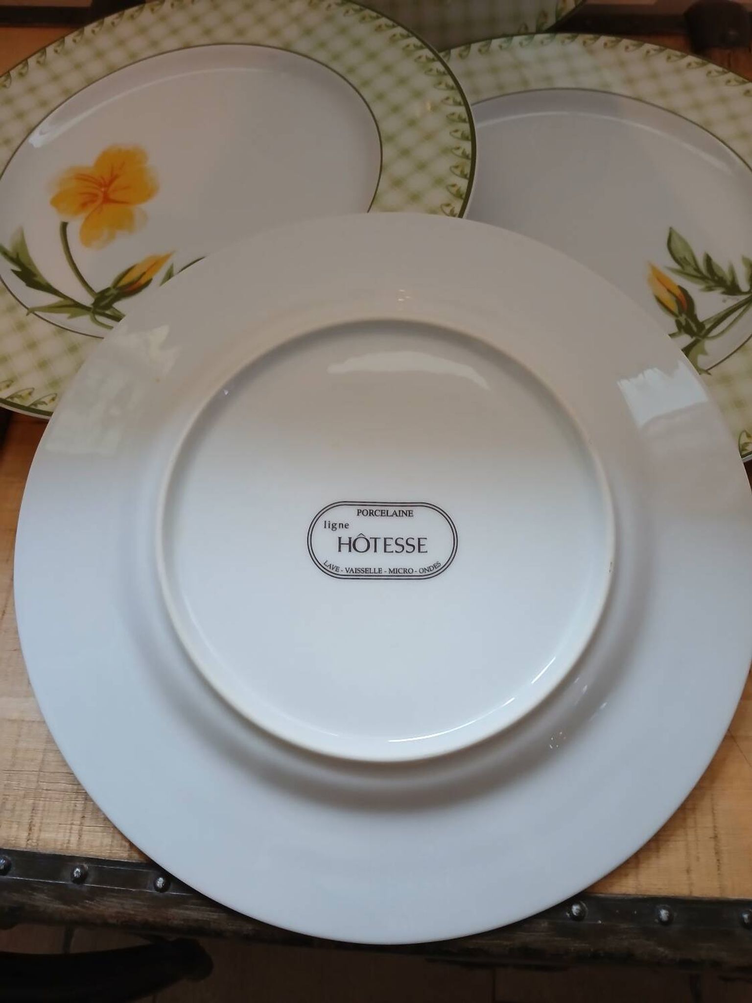 4 assiettes en porcelaine vintages