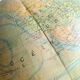 Globe terrestre mappemonde J. Forest pour Girard Barrère et Thomas sur socle en bois, années 50