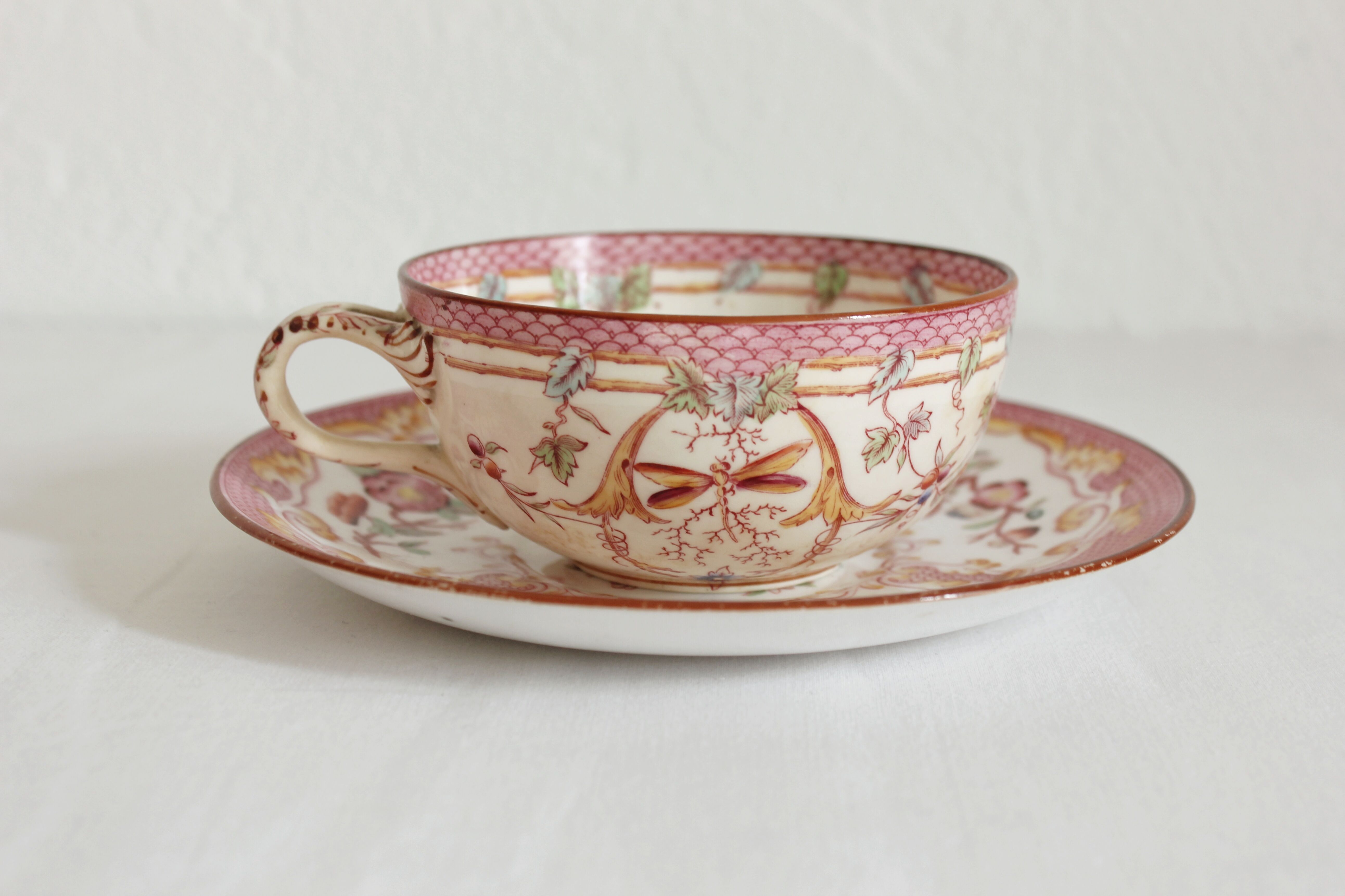 Tasse à café en terre de fer décor Minton rose Sarreguemines fin XIXe