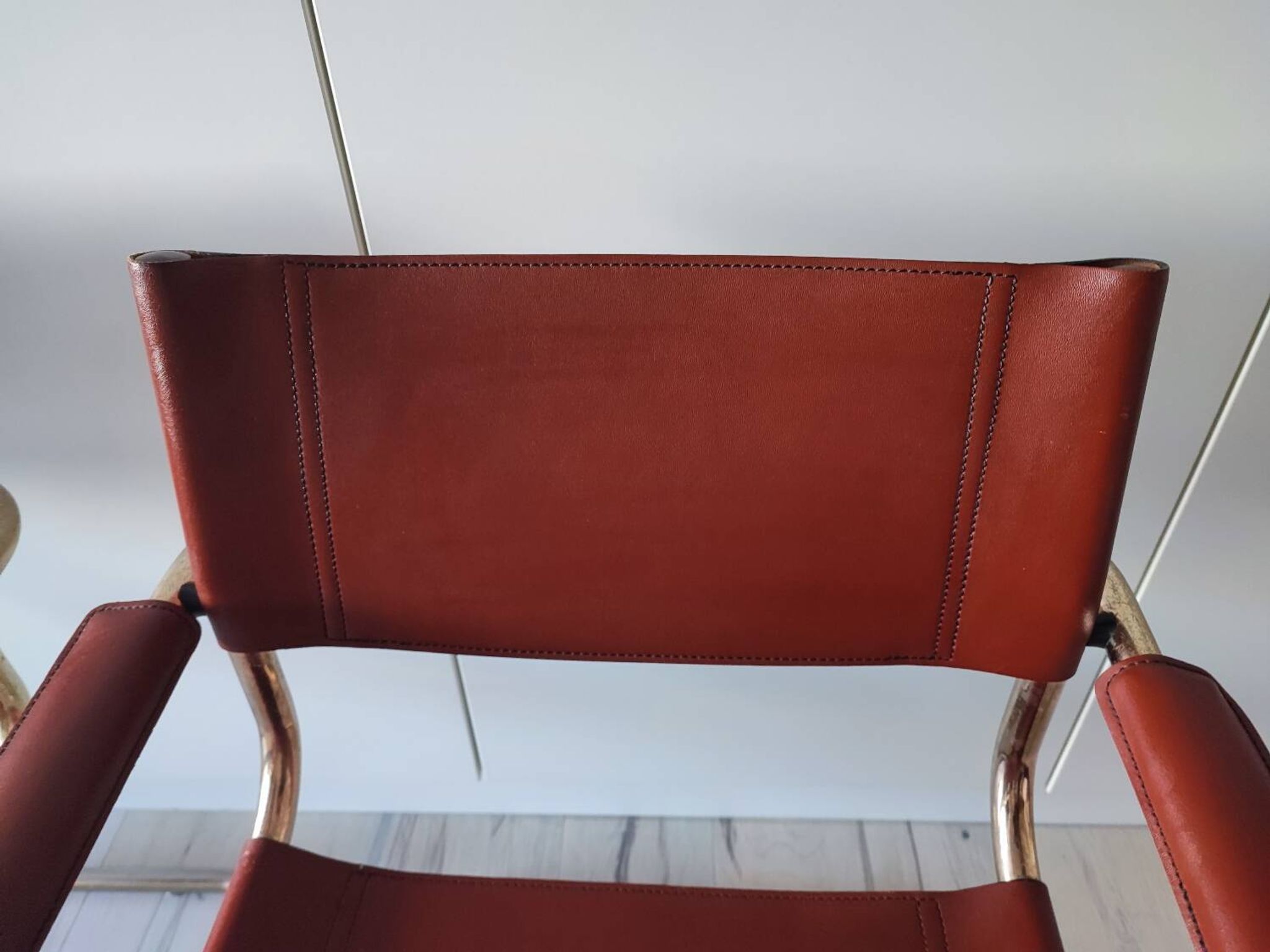 Chaises fauteuils B34 cuir cognac et dorure