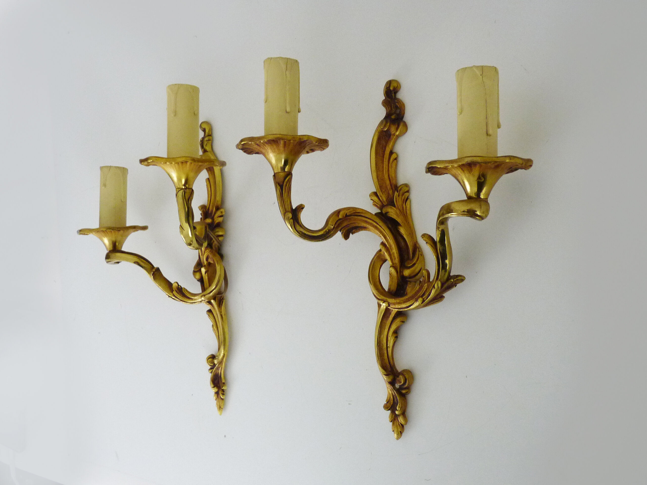Paire d'appliques murales vintage à double feux en bronze ou laiton, feuille d'acanthes. Année 60