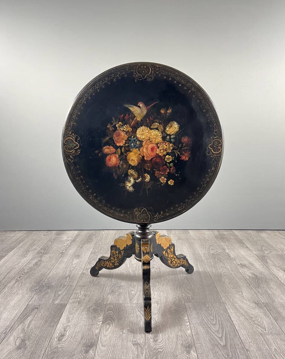 Napoleon III guéridon table in black lacquered wood with floral painted decoration, 19th century.