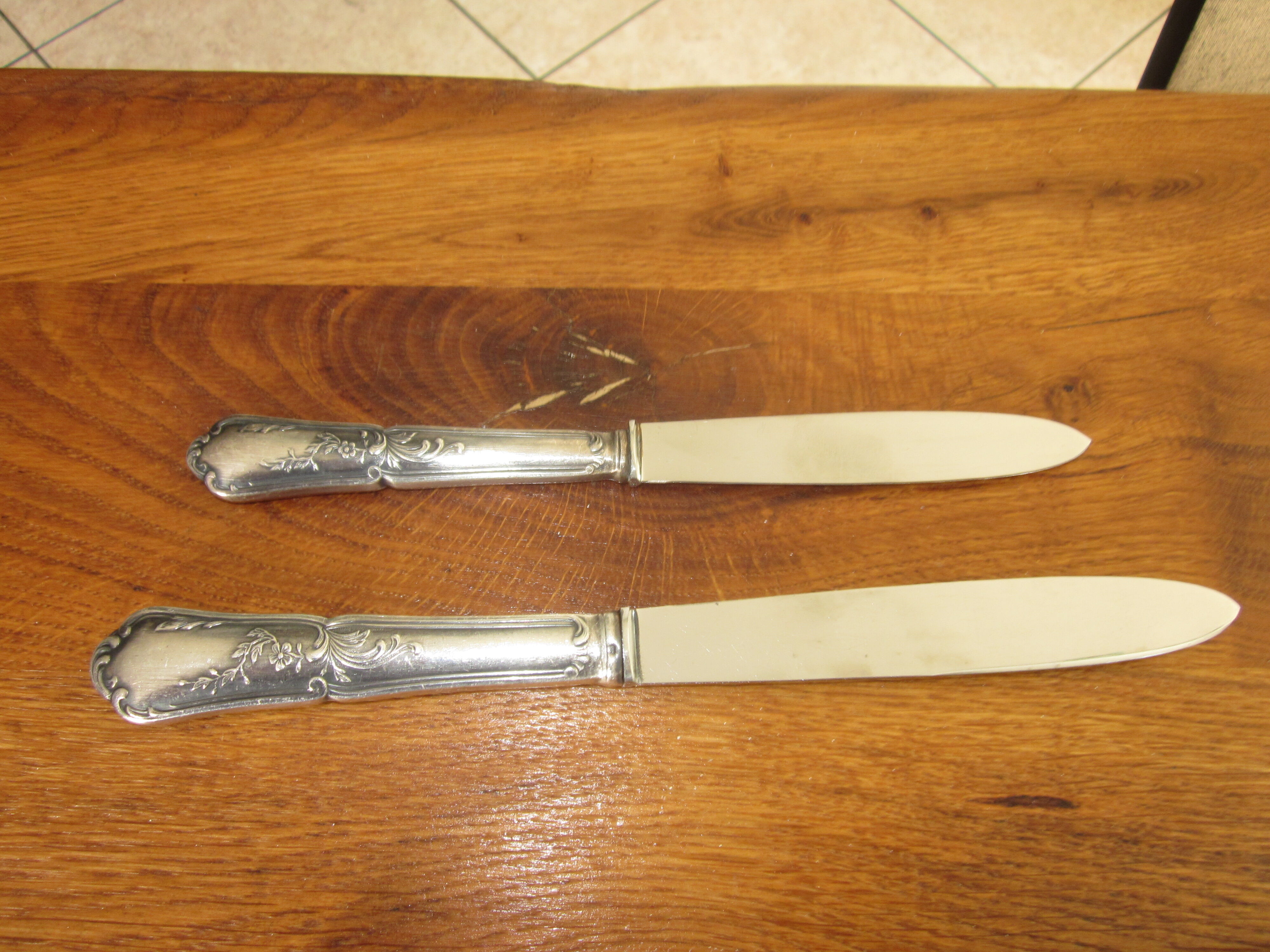 23 silver metal knives