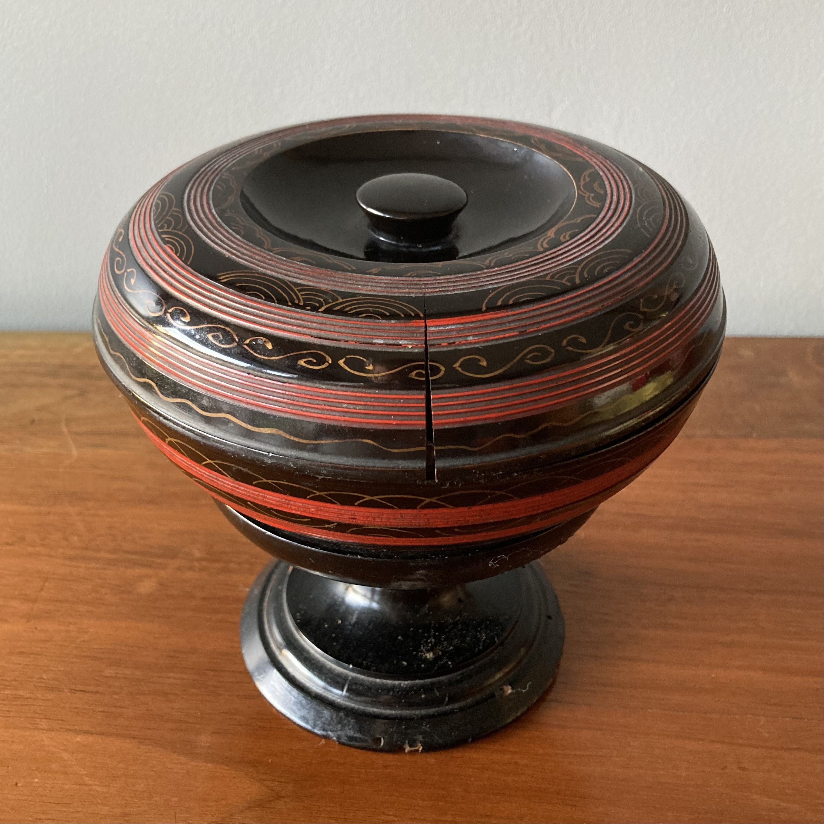 Round covered standing box in lacquered wood, Japanese work of the 1930s.