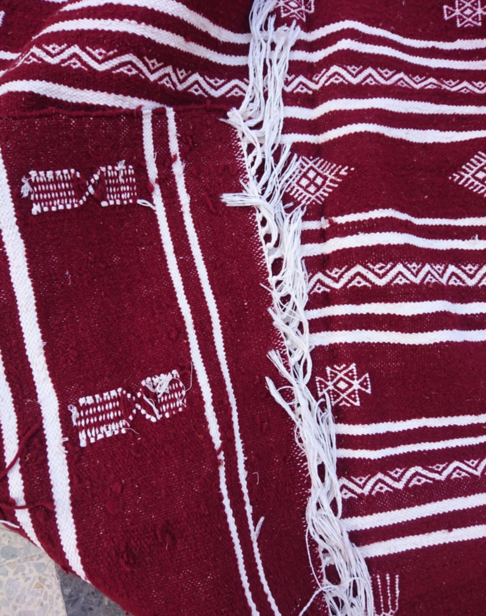 Tapis bordeaux fait à la main, 240x135cm