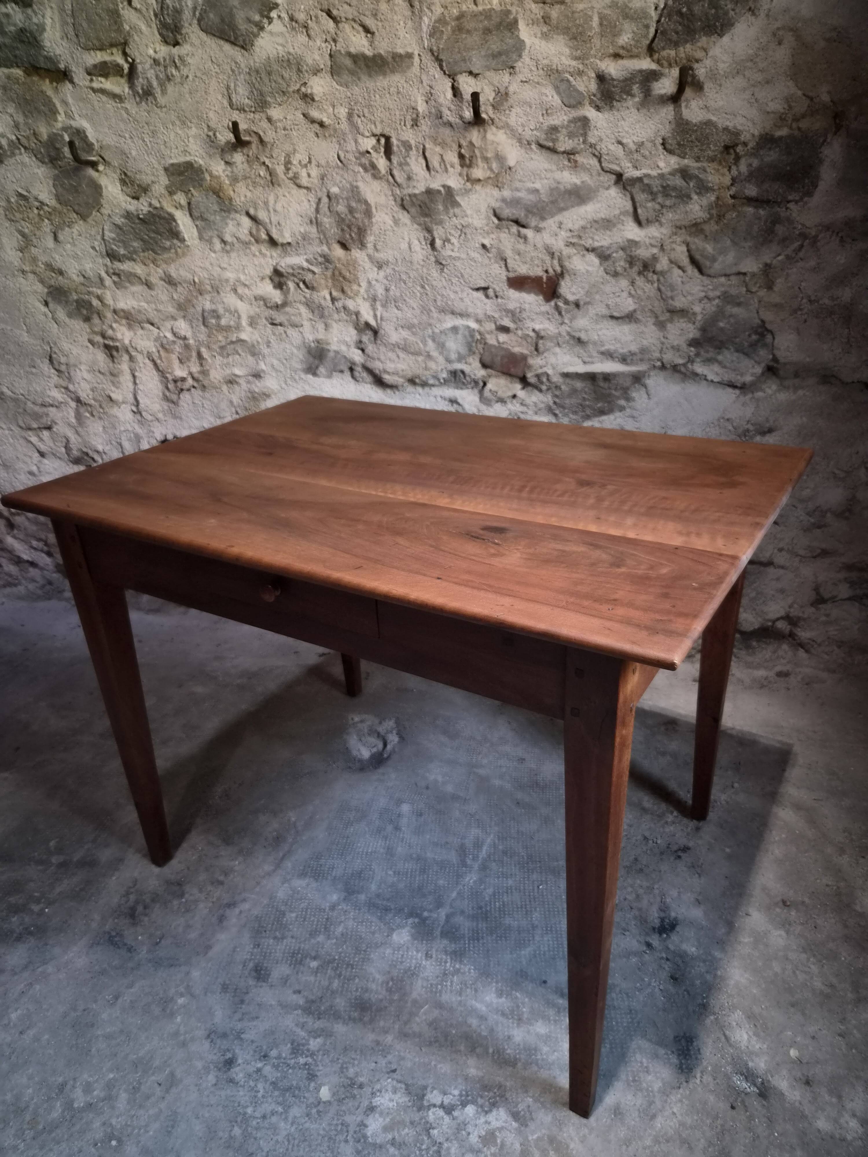 Table française ancienne en noyer avec tiroir, vers 1900–1920