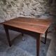 Table française ancienne en noyer avec tiroir, vers 1900–1920