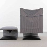 Fauteuil zen avec repose-pieds par claude brisson pour ligne roset