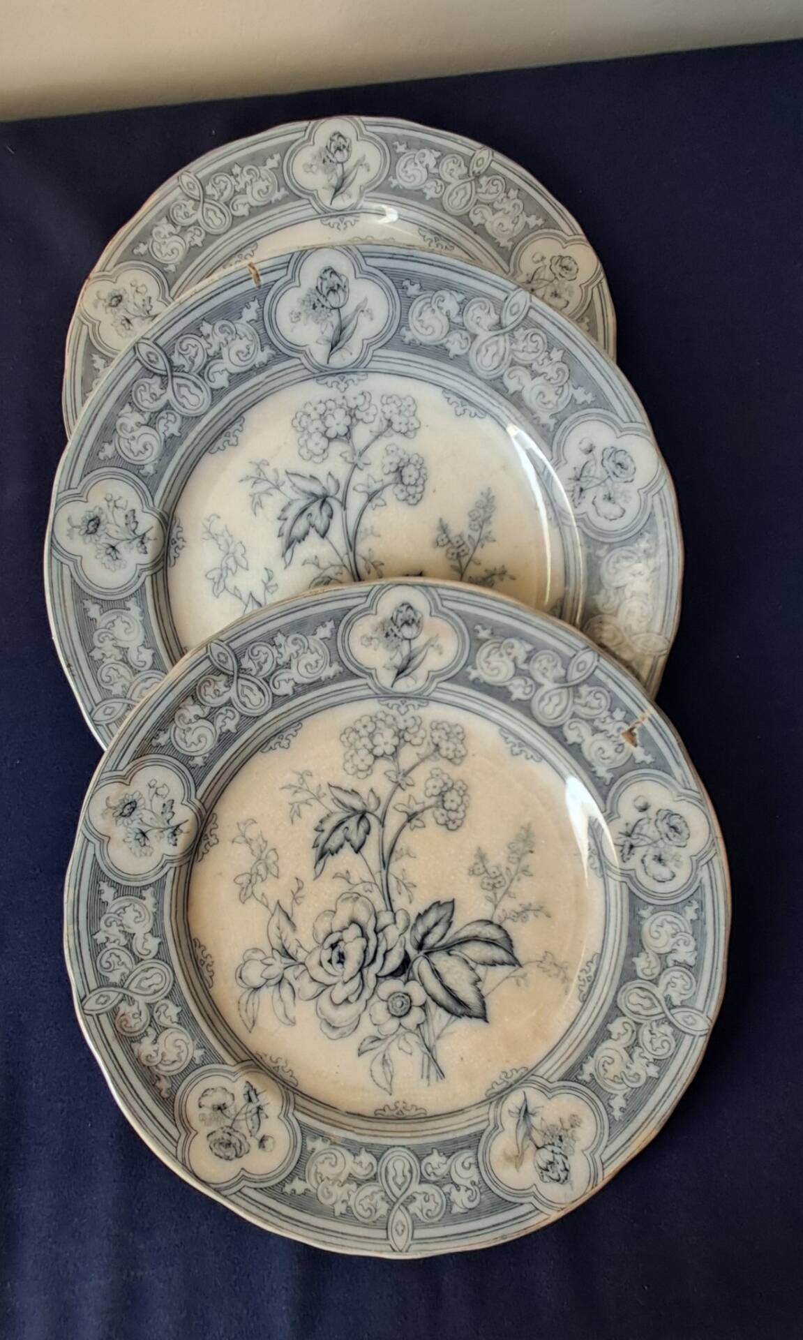 Assiettes en faïence anglaise. 19ème.  Grosvenor China