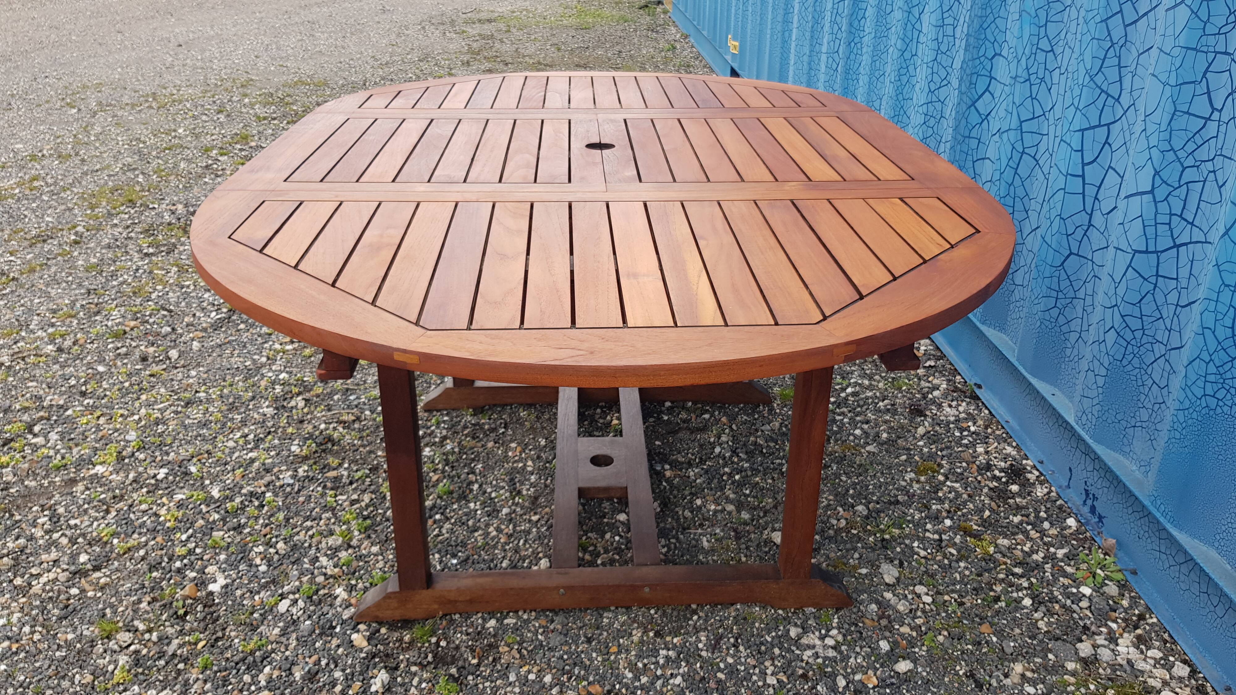 Stretchable garden dining table in solid teak