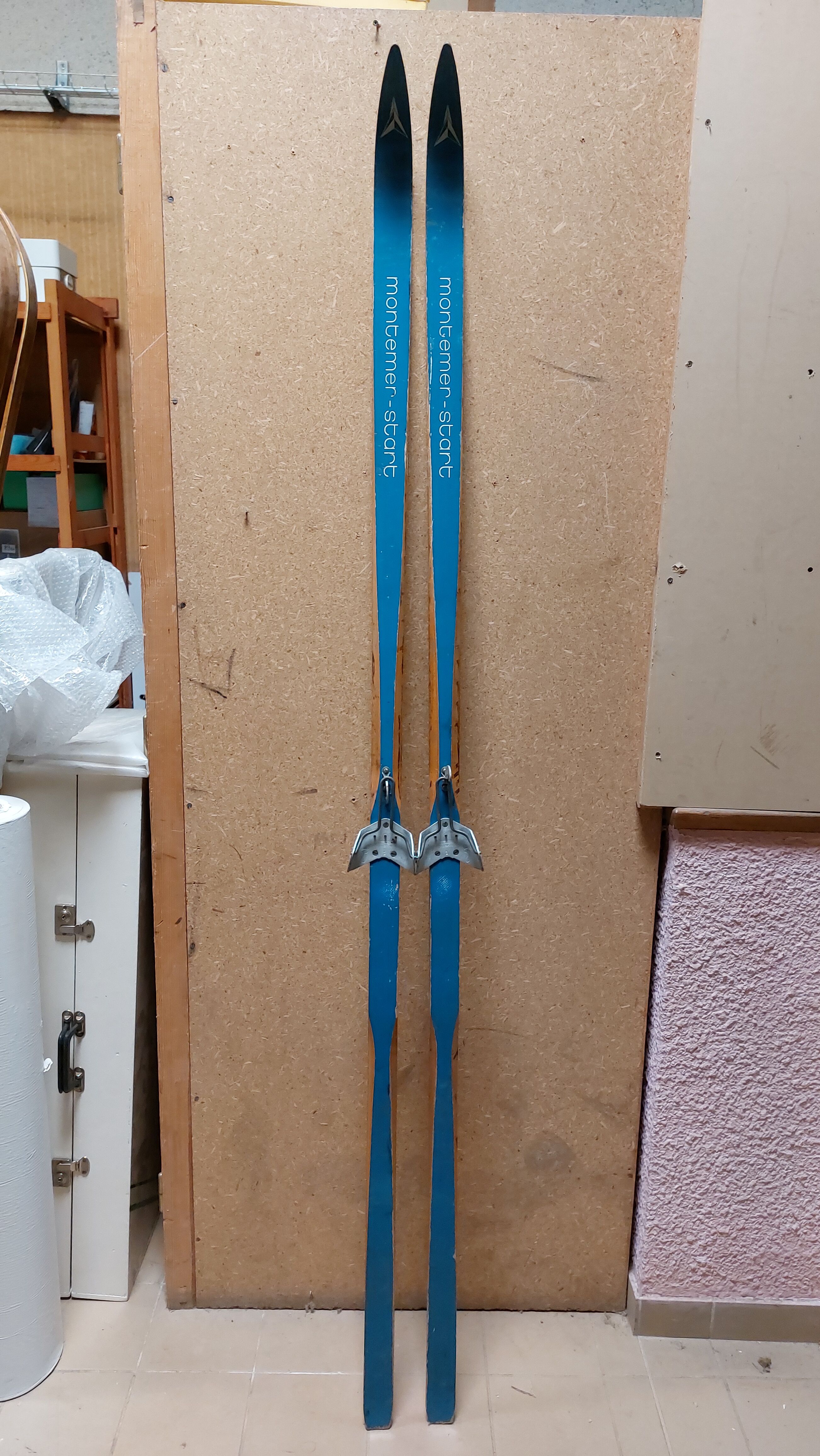Pair of vintage wooden skis 206 cm color Blue