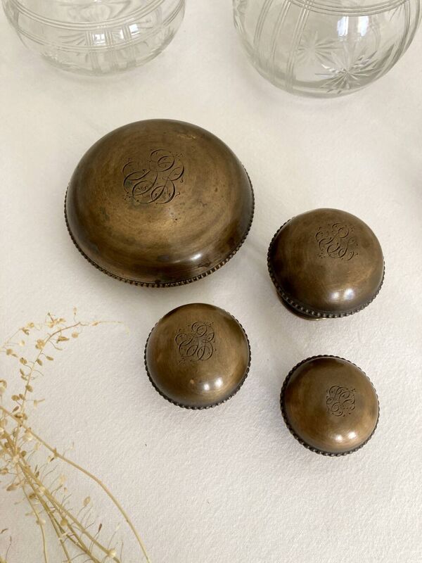 Garniture / nécessaire de toilette / Flacons en cristal ciselé, années 1920