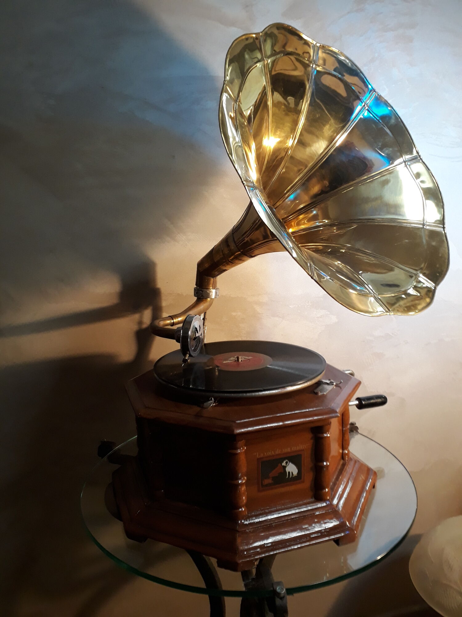 Former gramophone the voice of his master with brass pavilion, , with a disc 78 runs my