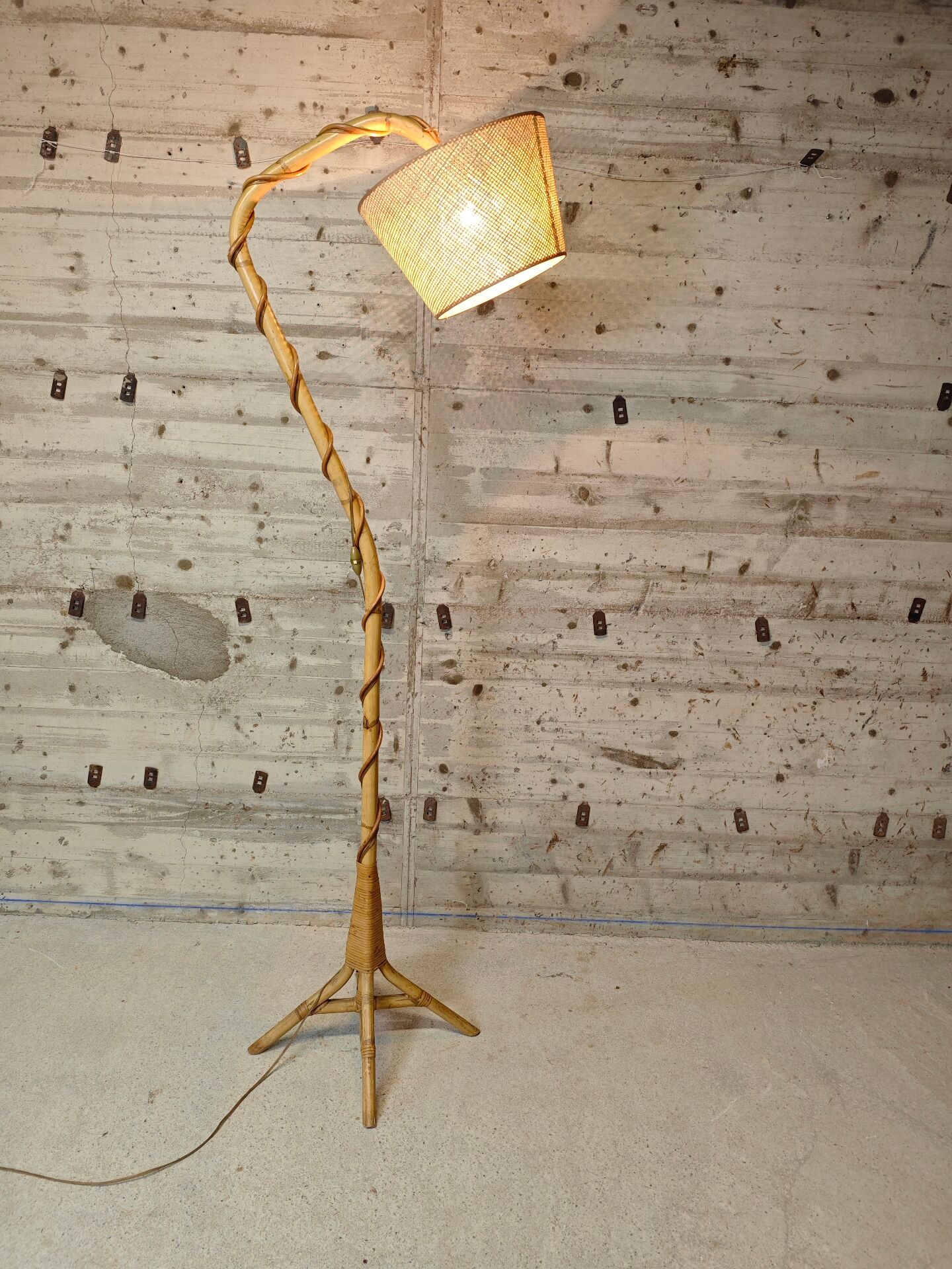 Lampadaire vintage en rotin