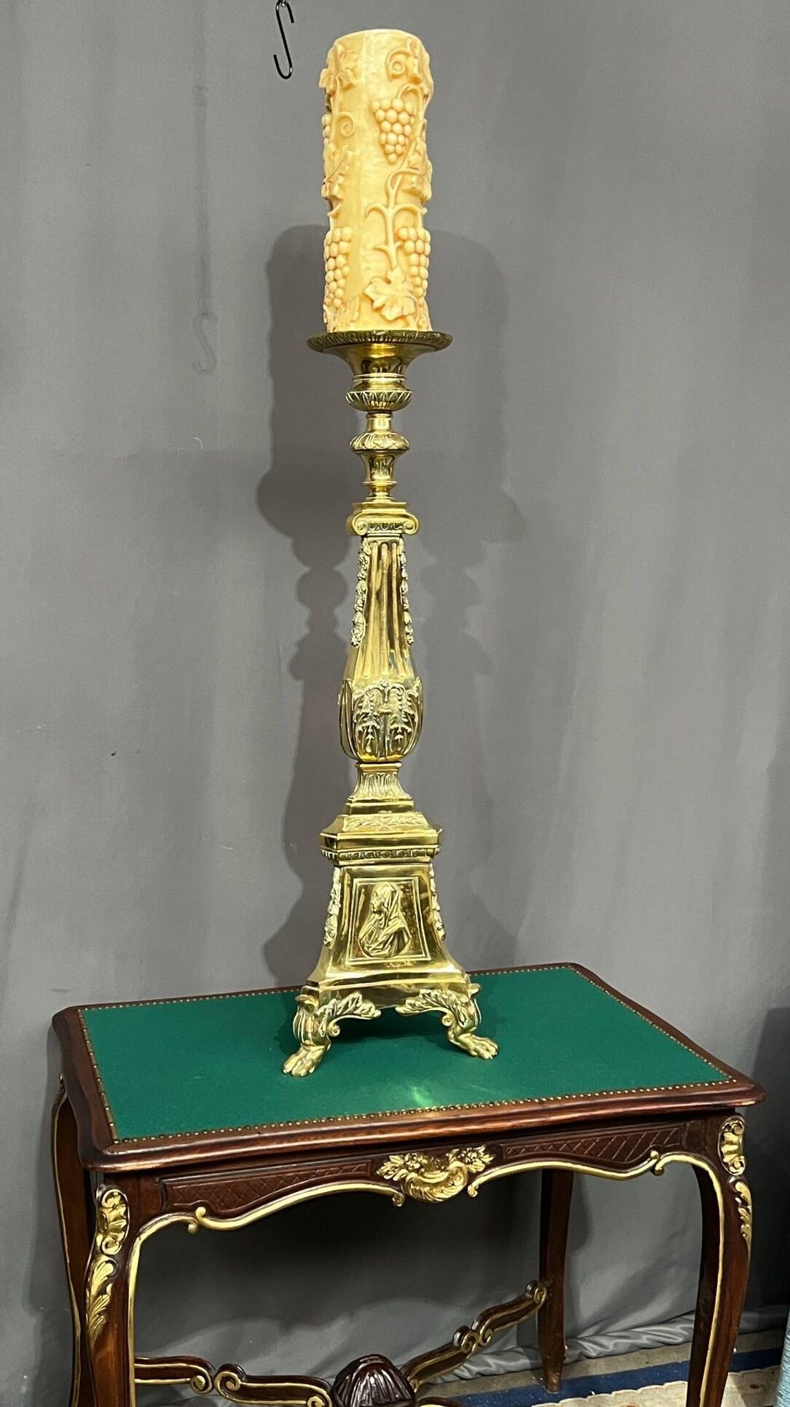 Large floor candelabrum in solid bronze. Height 100 cm.