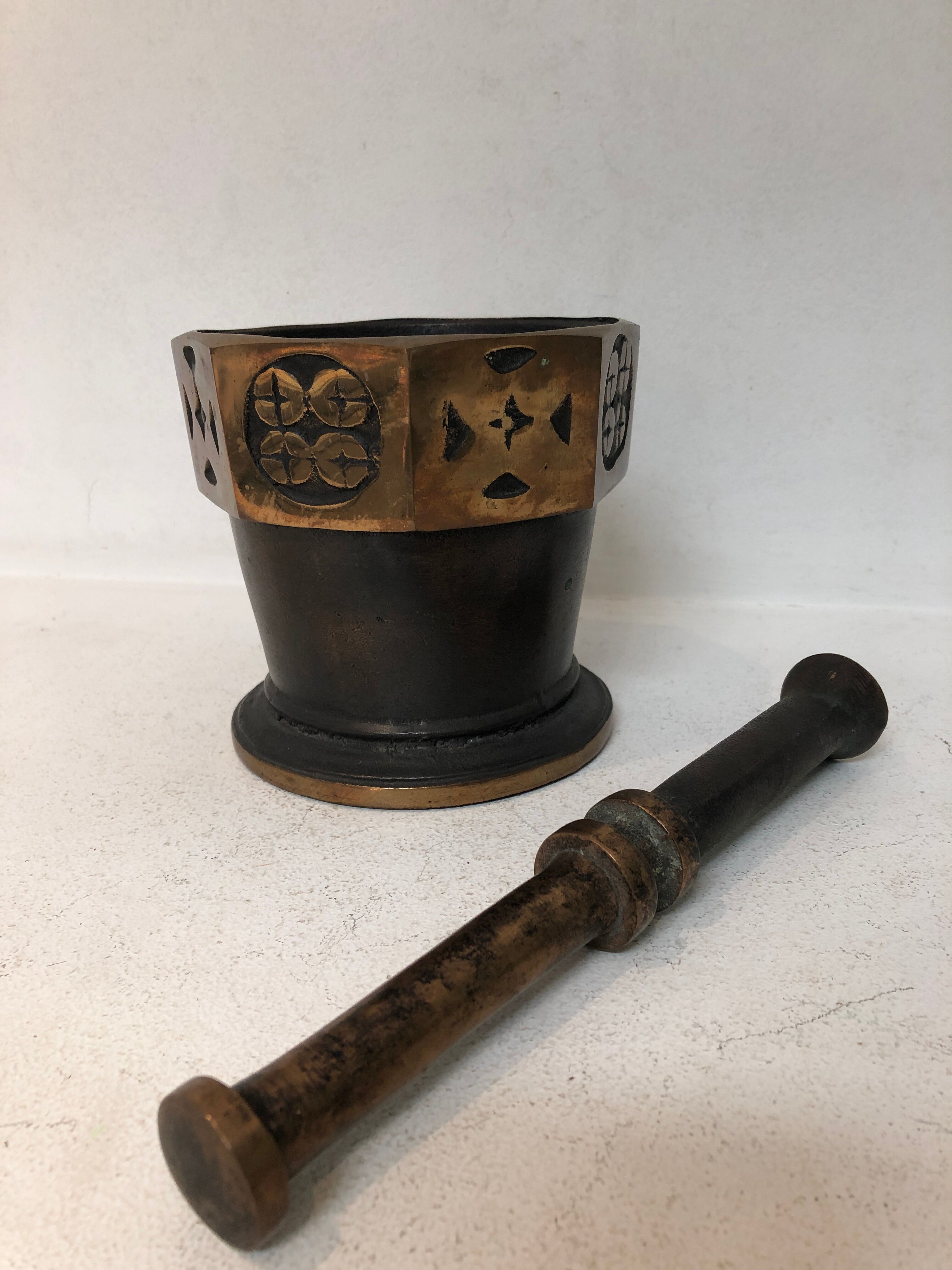 Bronze mortar, Art Deco, signed "The bronze"