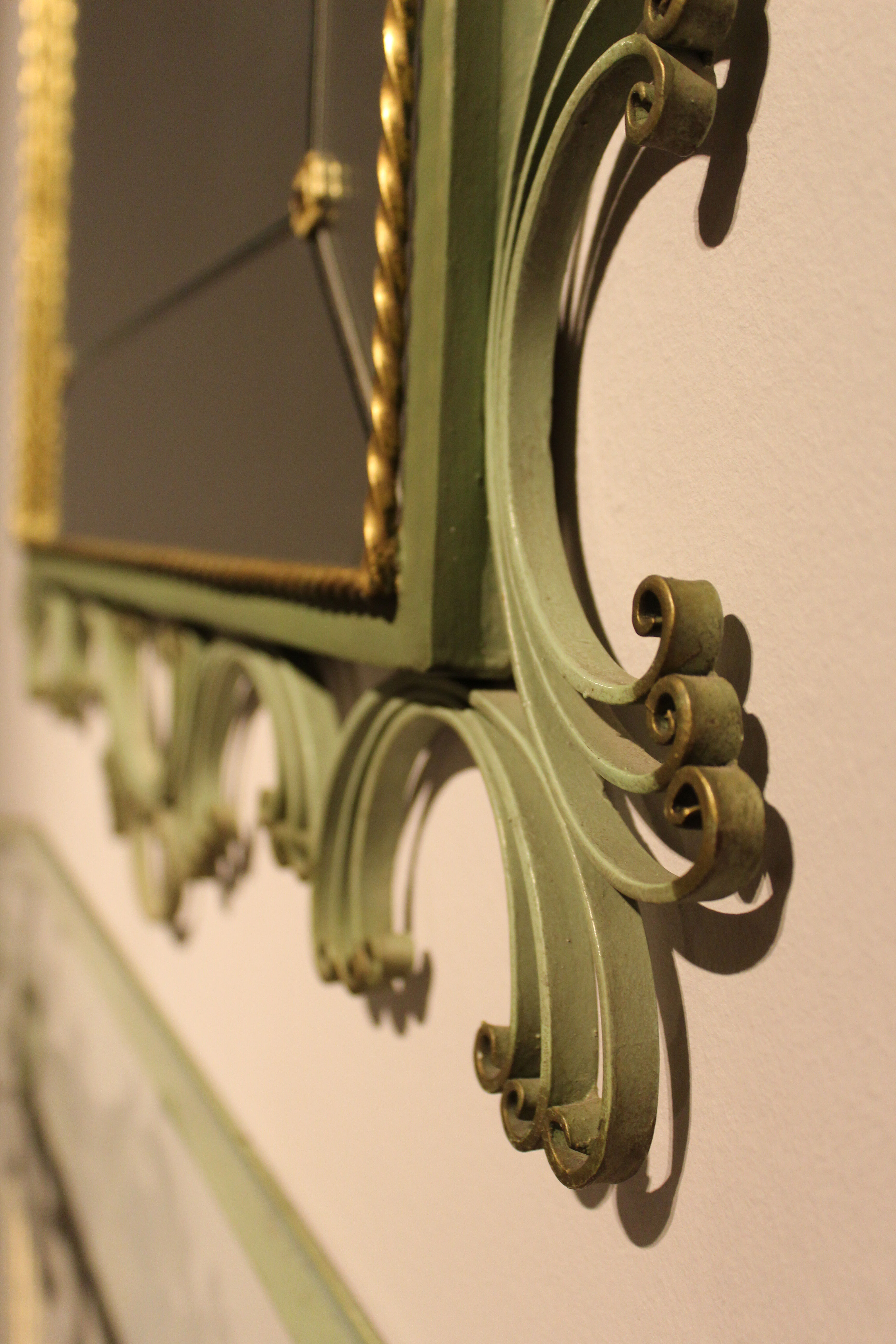 Miroir en plomb avec console en fer forgé laqué en vert pistache et or, Art Déco,