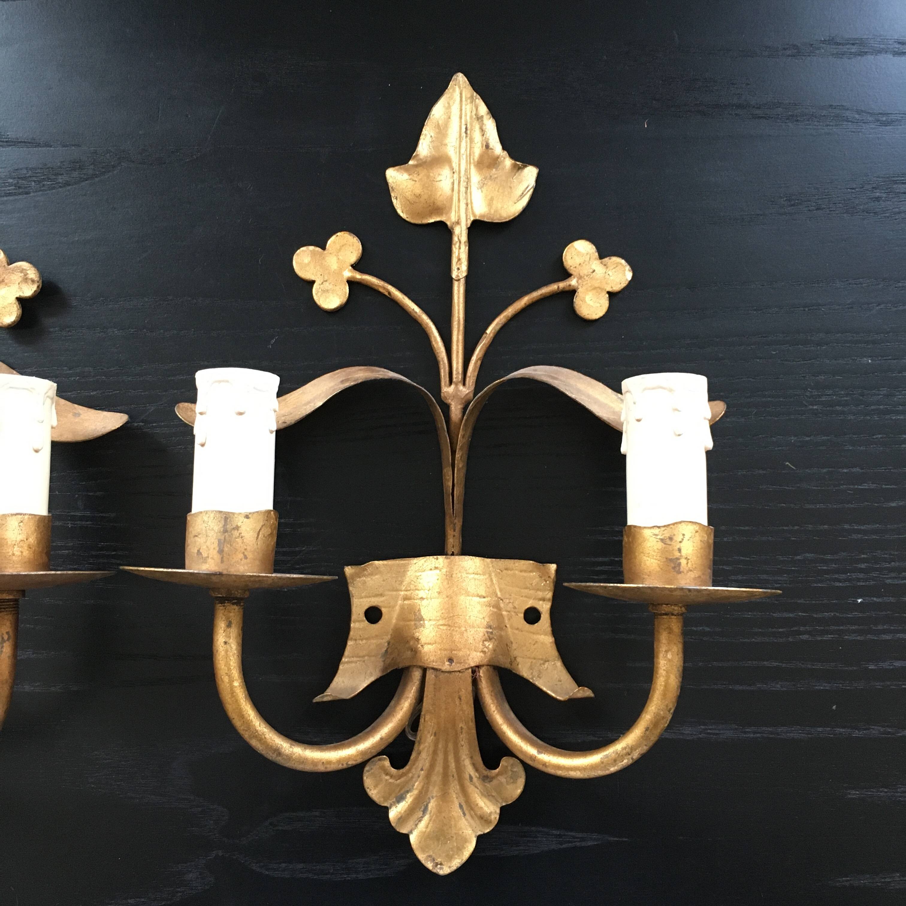 Paire d’appliques en métal doré