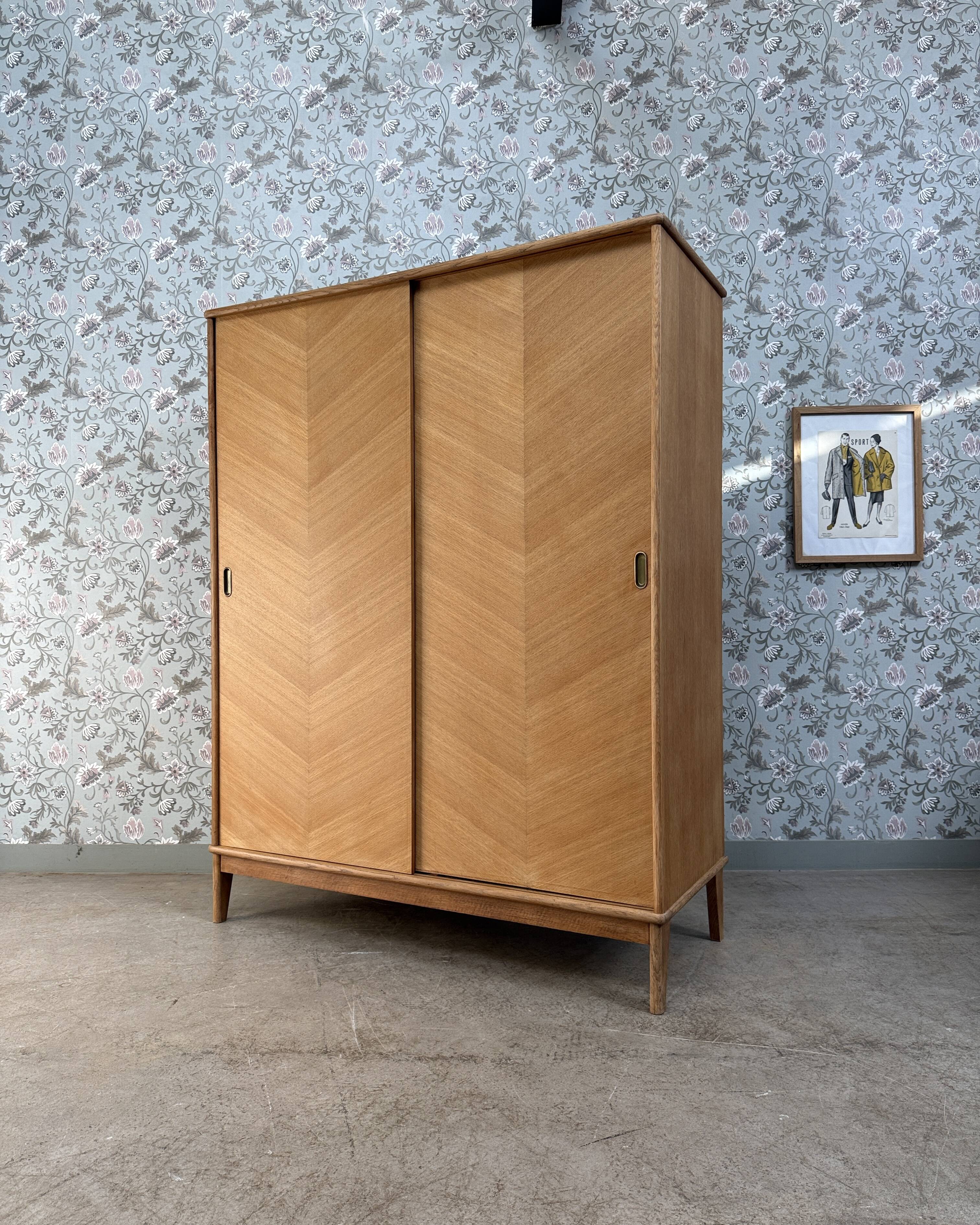 Armoire vintage avec penderie et portes coulissantes, rénovée