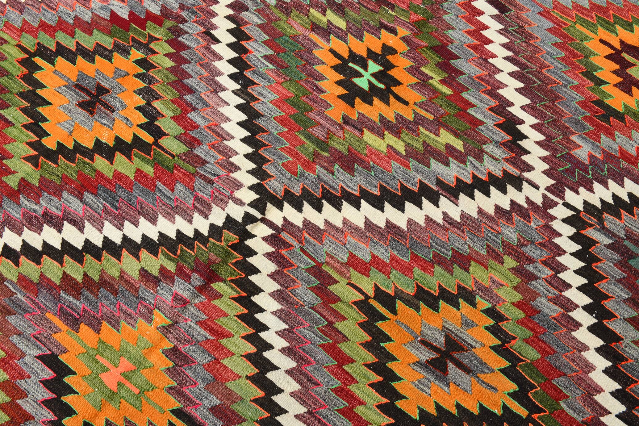 Tapis kilim géométrique multicolore – Explosion de motifs et de caractère