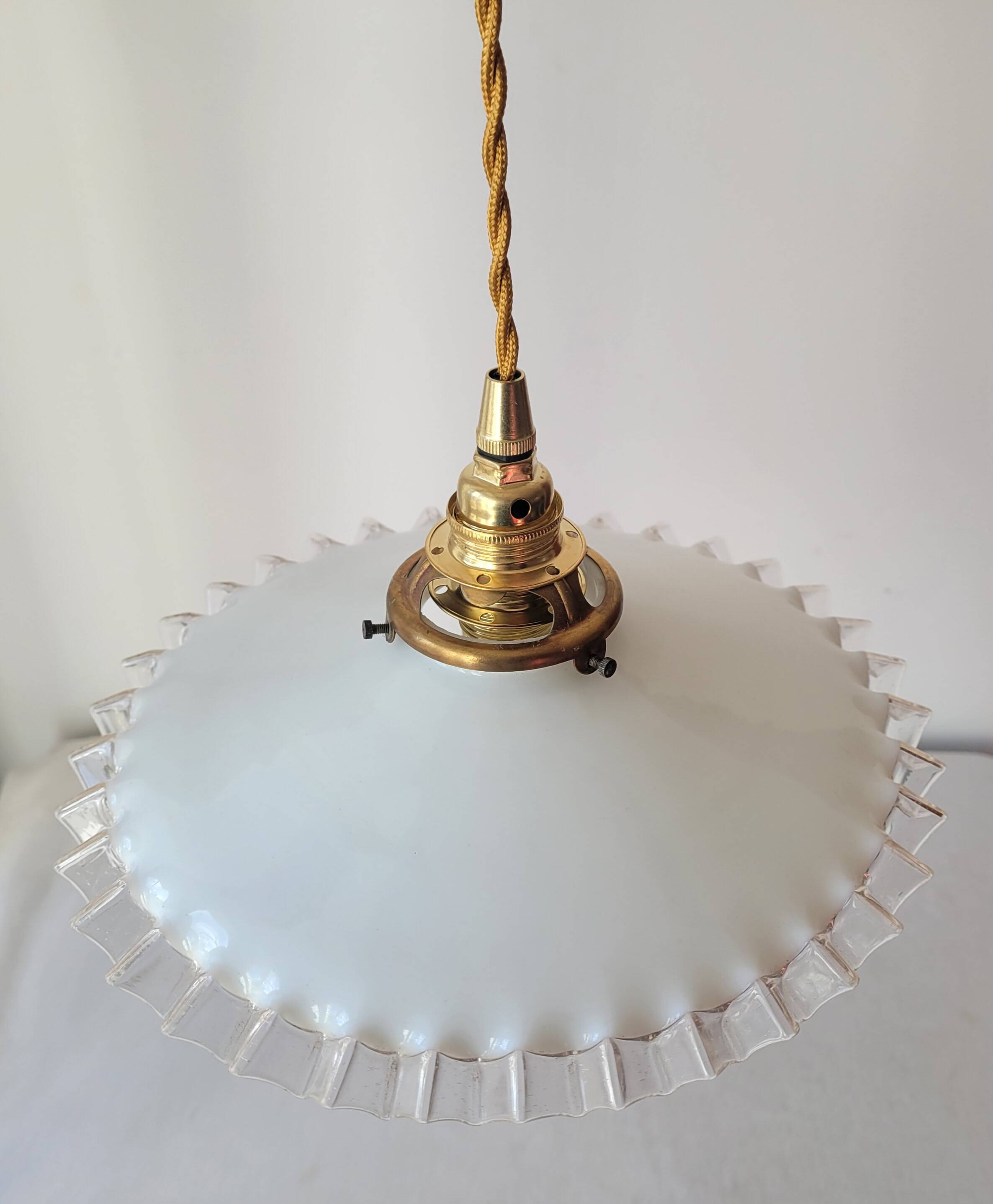 Pendant in serrated opaline