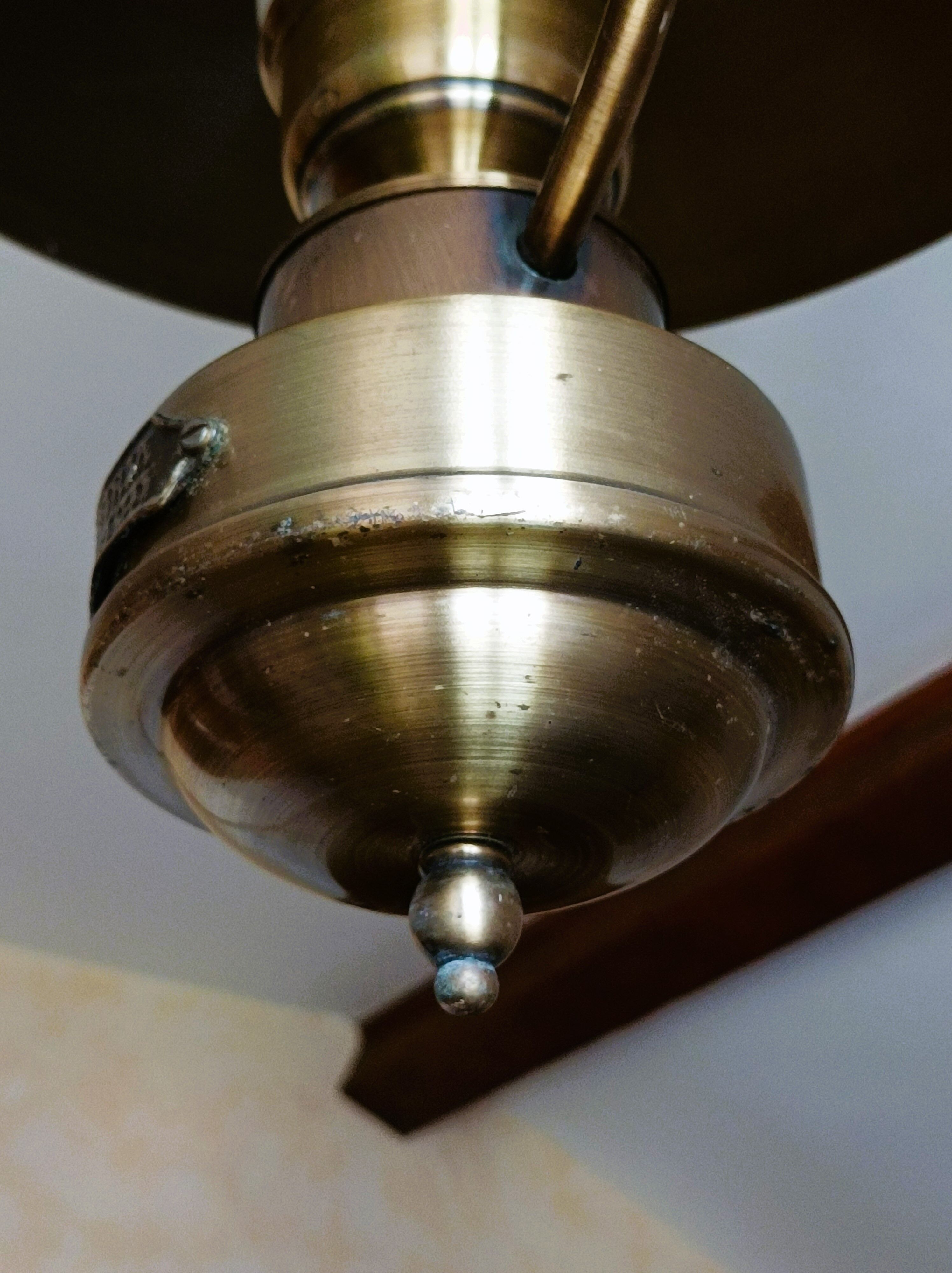 Chain suspension in storm lamp