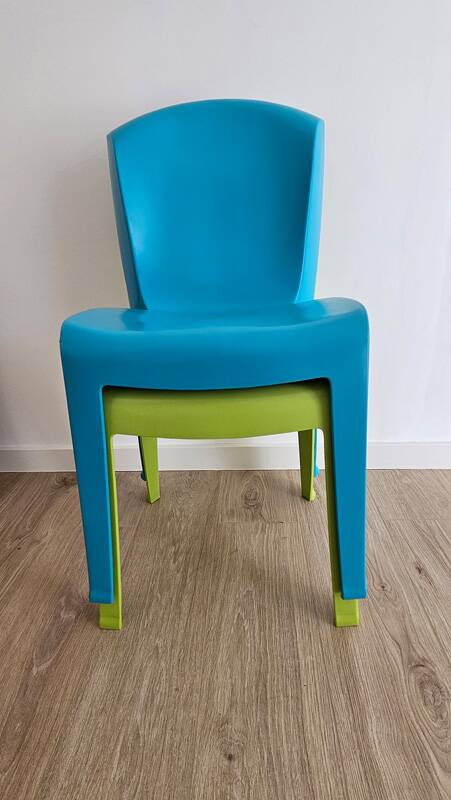 Stackable chair pair designed by Gabriele Pezzini – Evolutif model