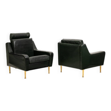 Airborne. Paire de fauteuils en cuir vert. Années 1950.
