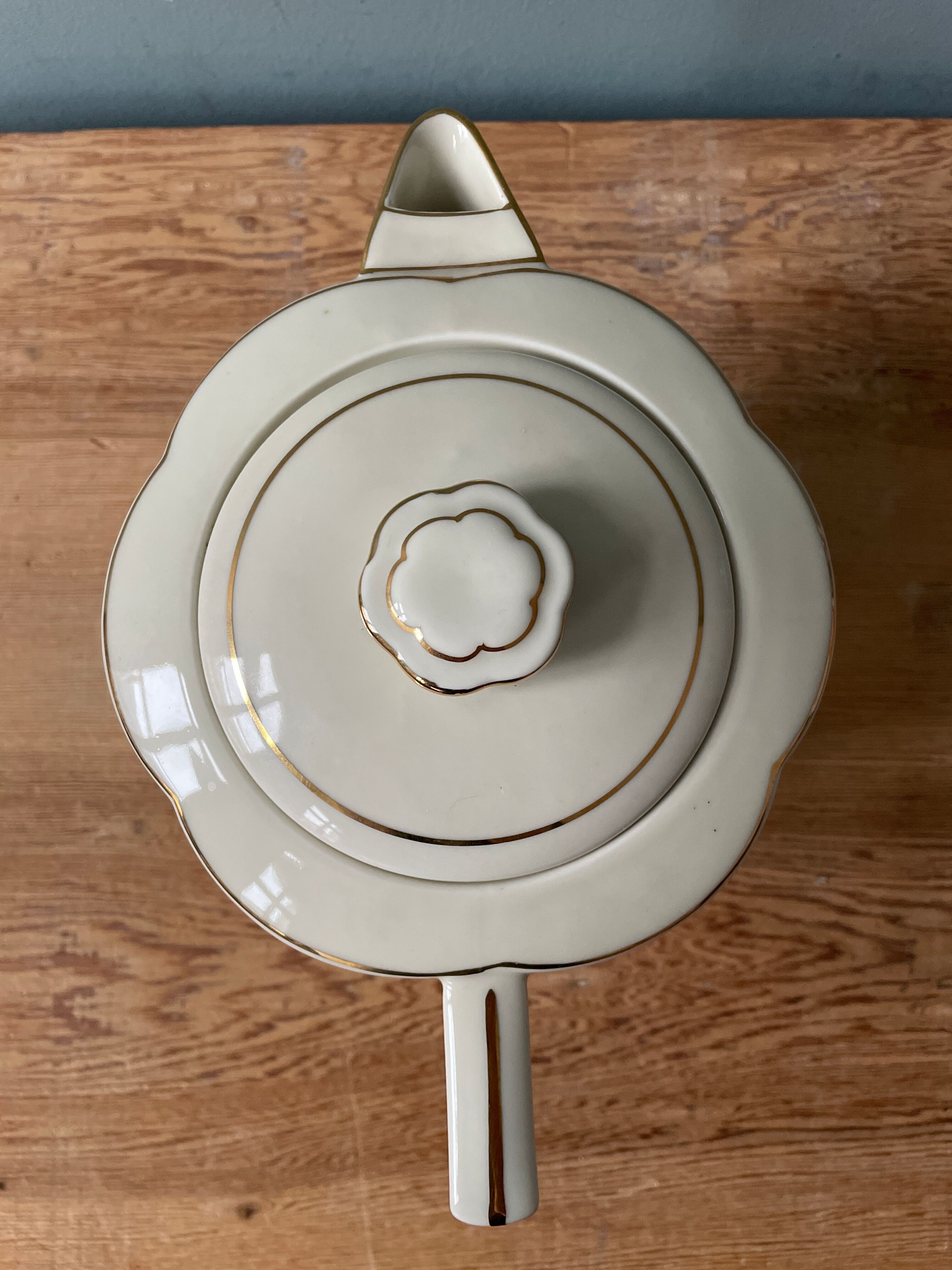Teapot in Limoges porcelain. Charles Ahrenfeldt House