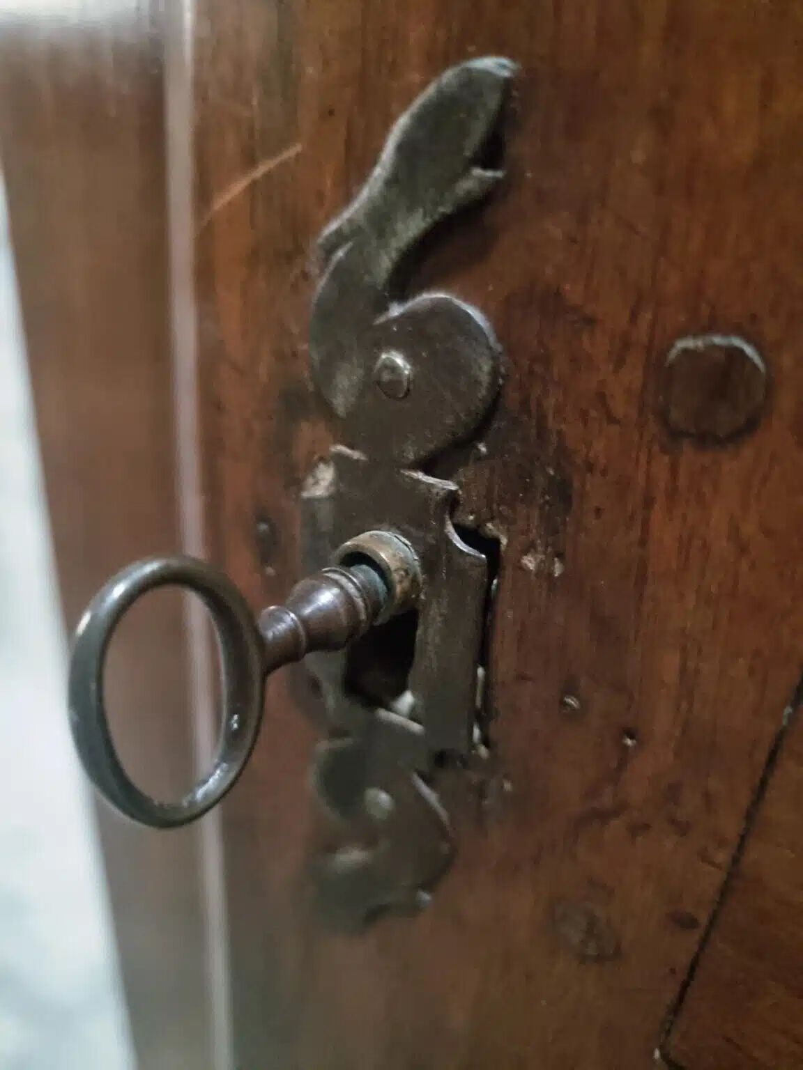 Armoire à linge, bonnetière ancienne en merisier français