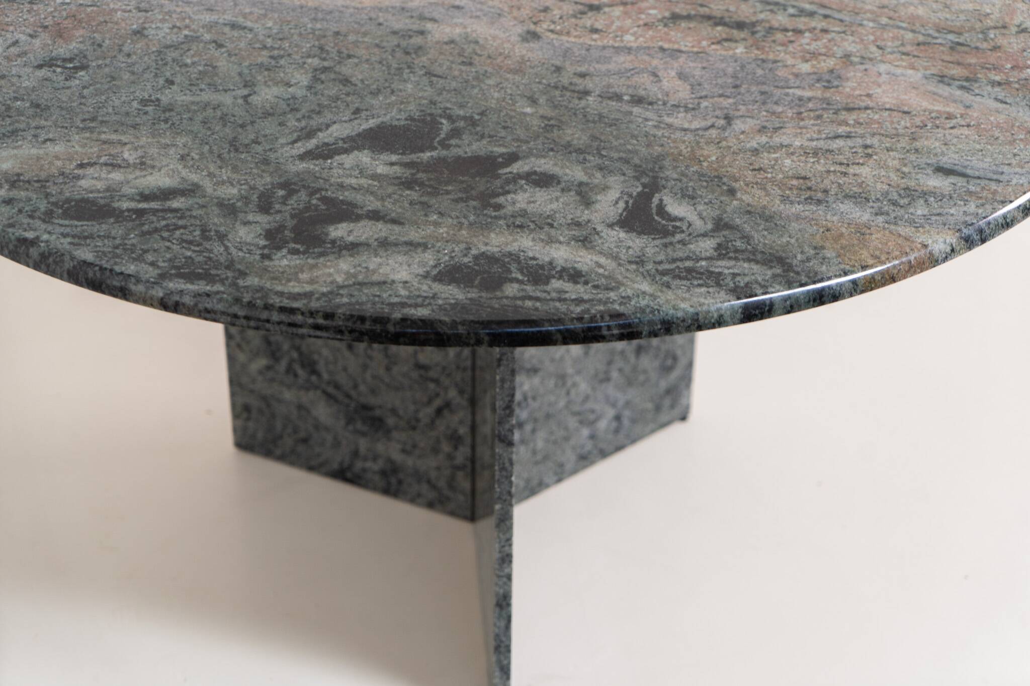 Dining table in solid Juparana granite