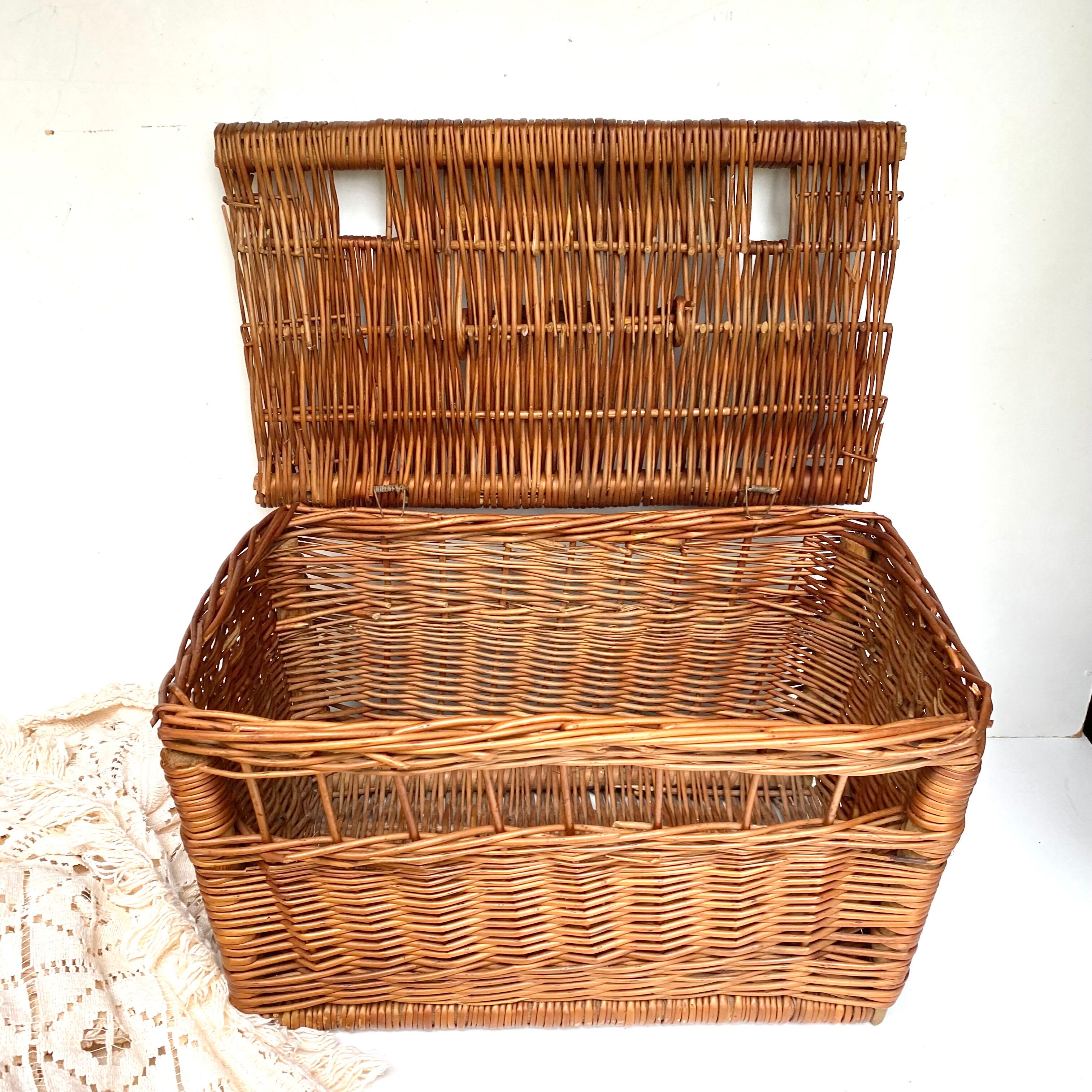 Vintage braid wicker basket for pets