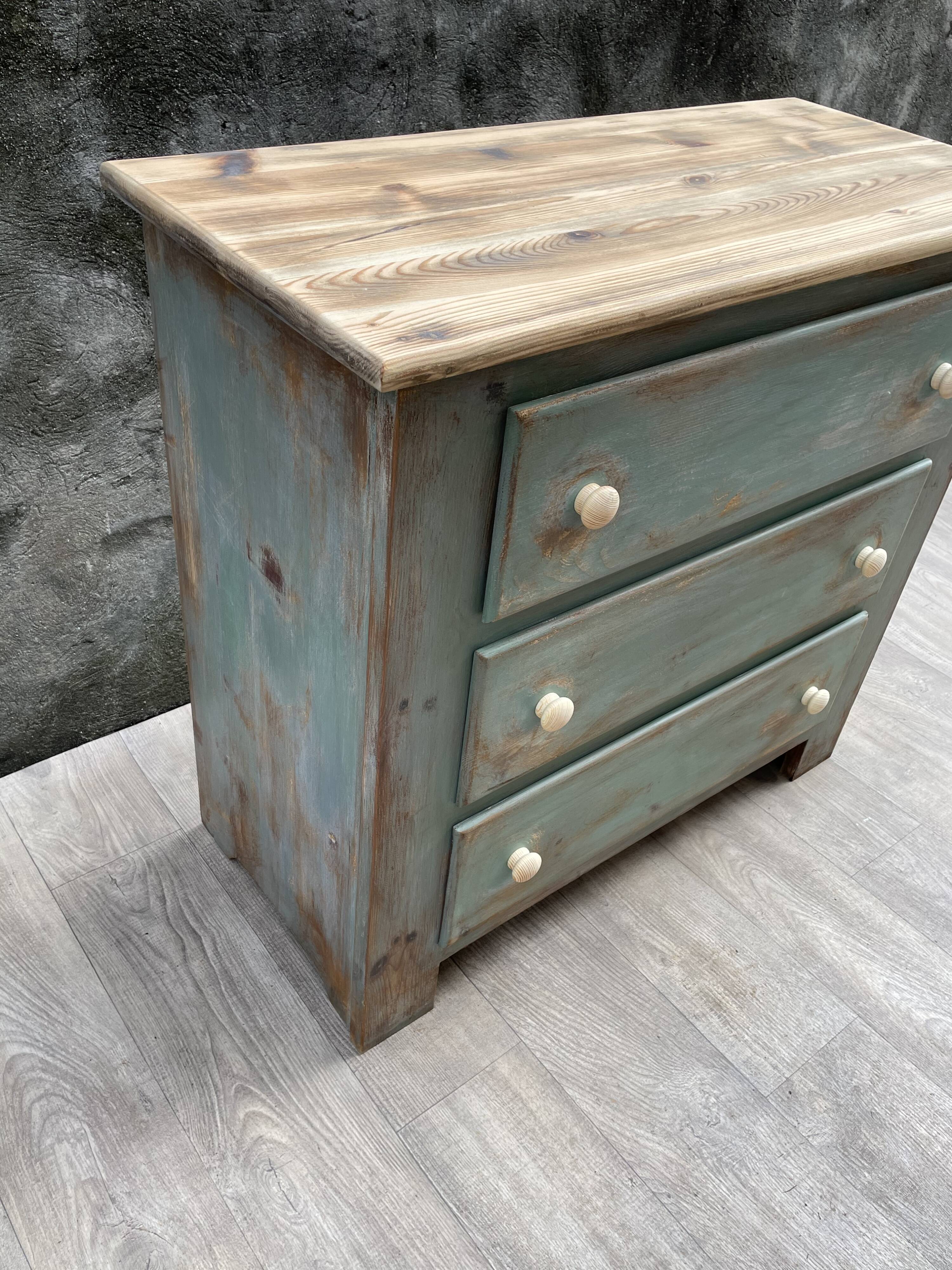 Commode en bois patinée