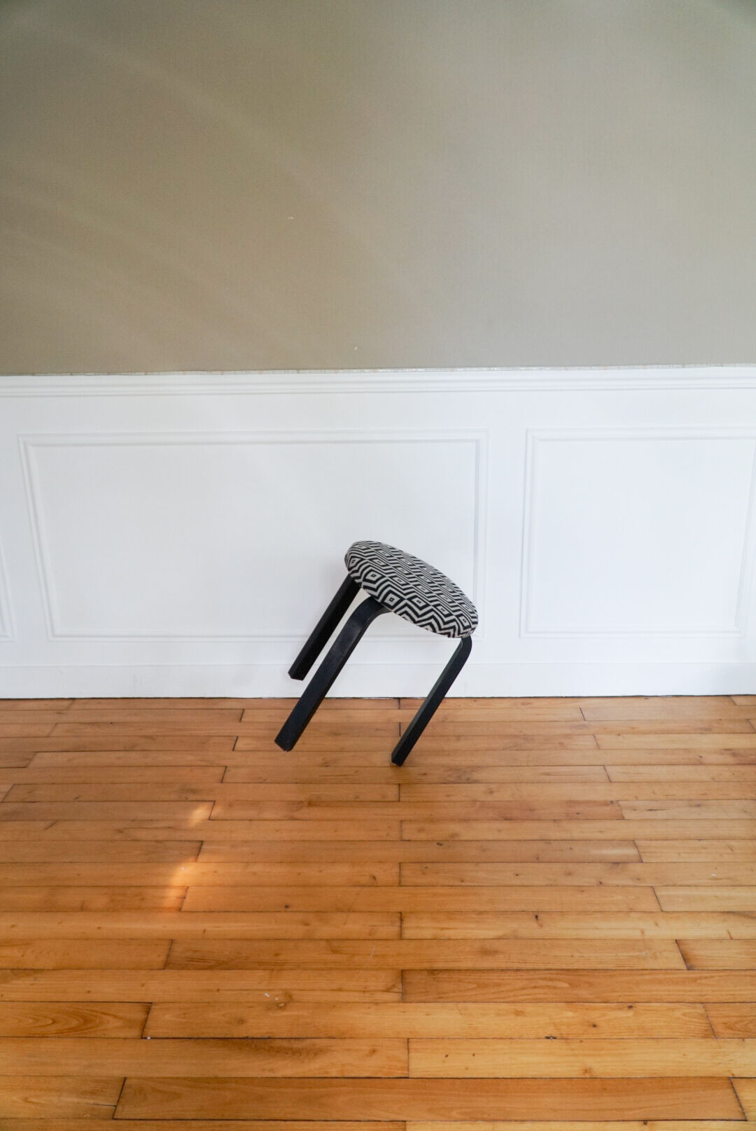 Tabouret E60 d'Alvar Aalto édité par Artek