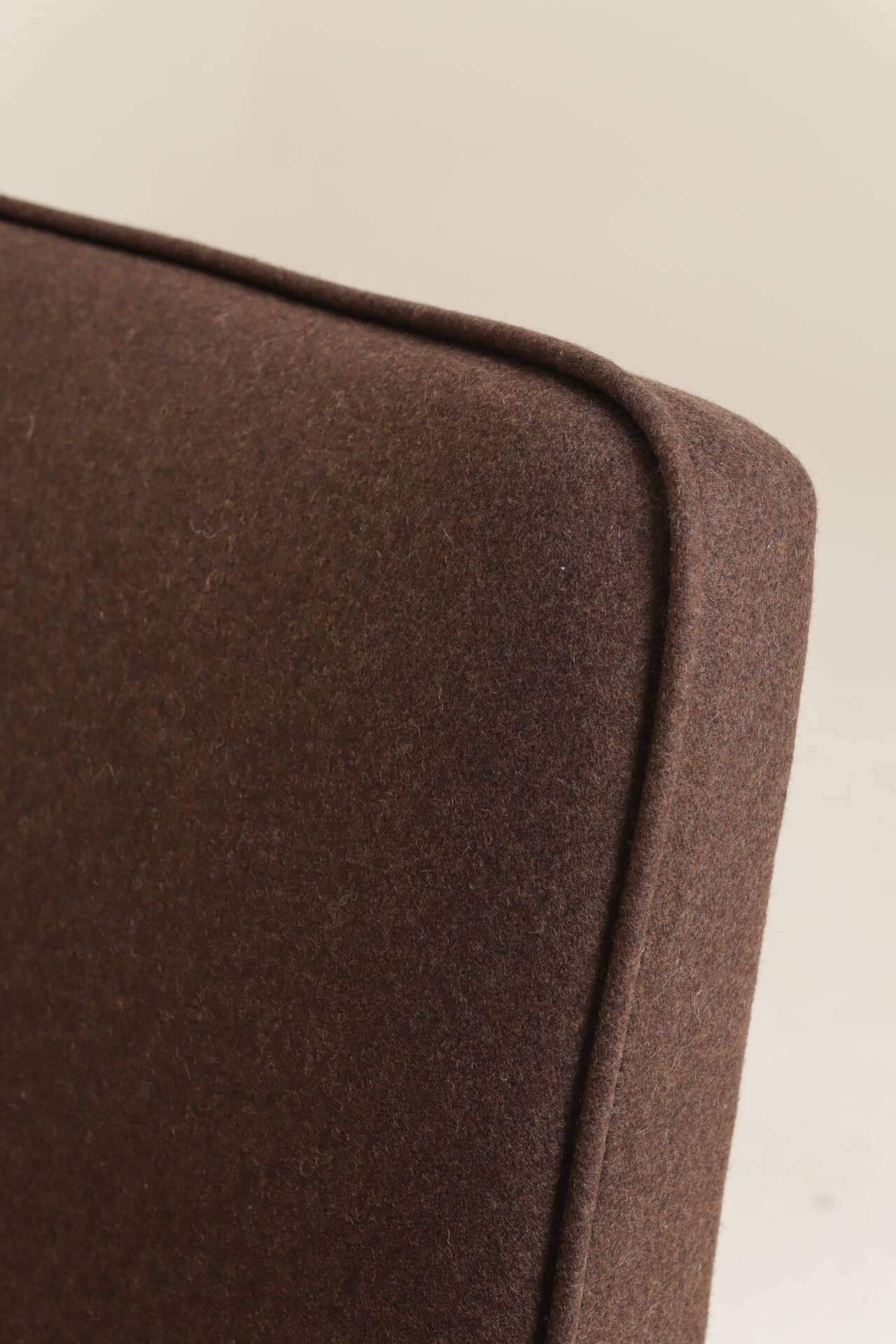 Fauteuil rétro en tissu en laine cacao, bois de hêtre naturel