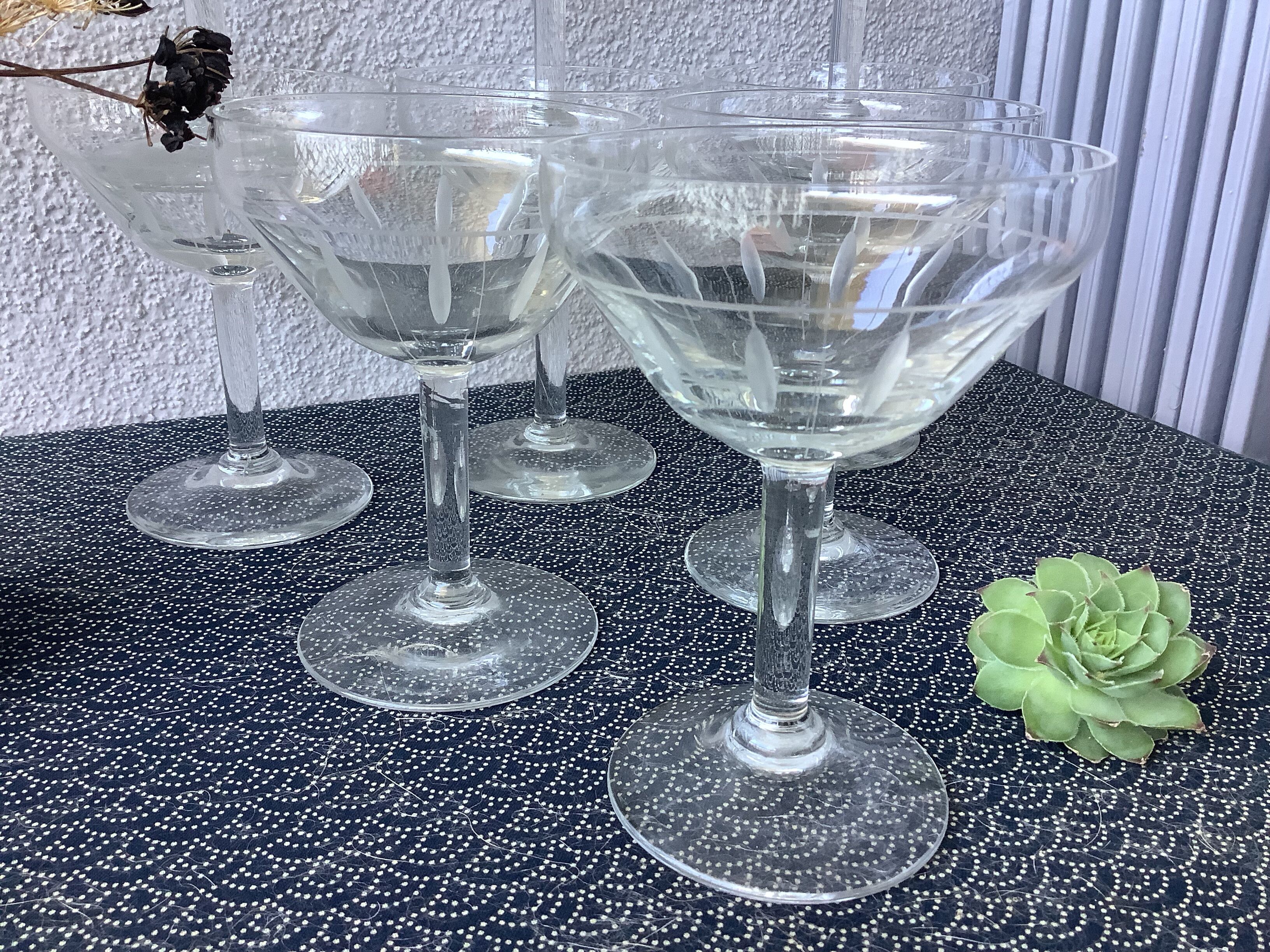 Champagne cups in art deco crystal, engraved with acid