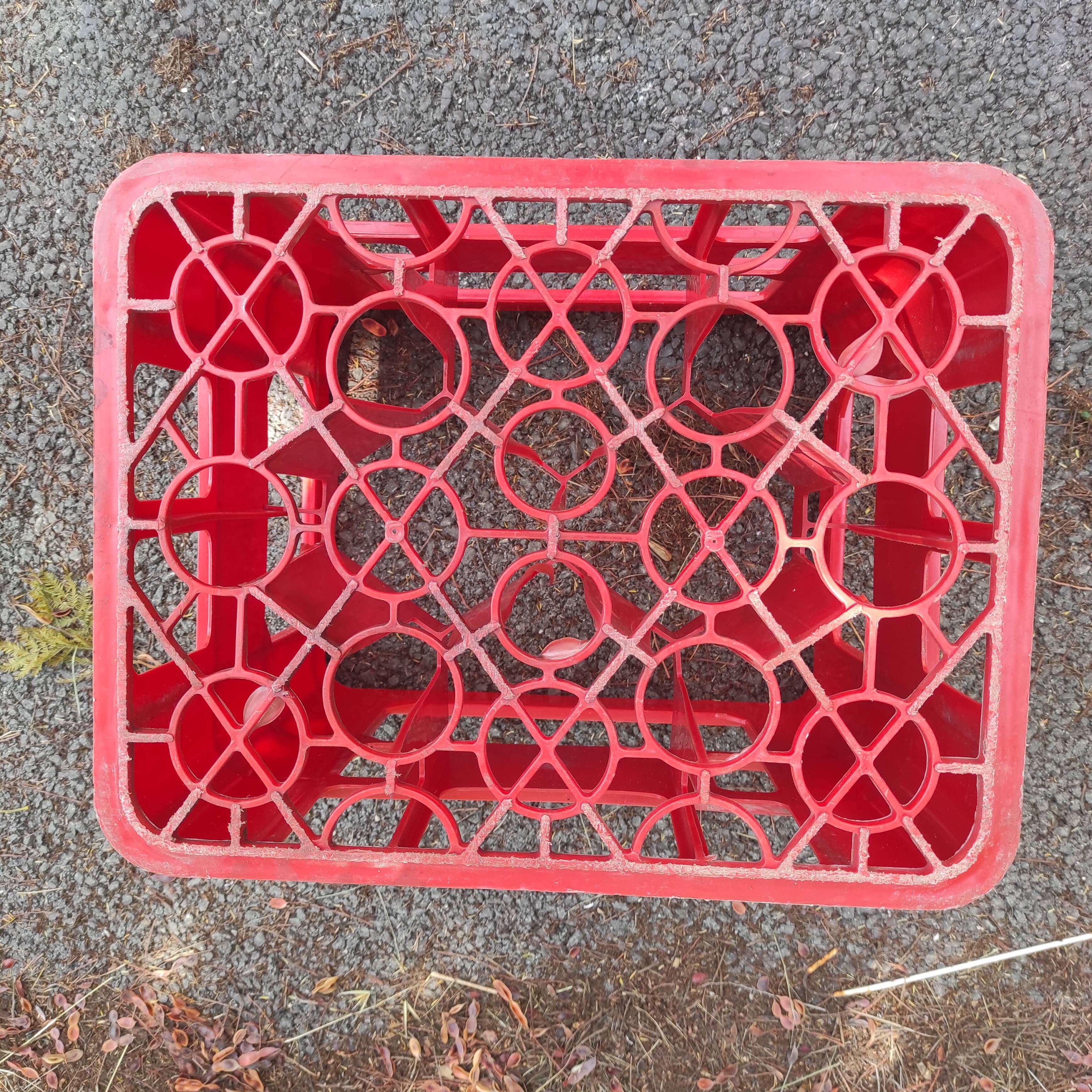 Casier à bouteilles en plastique rouge