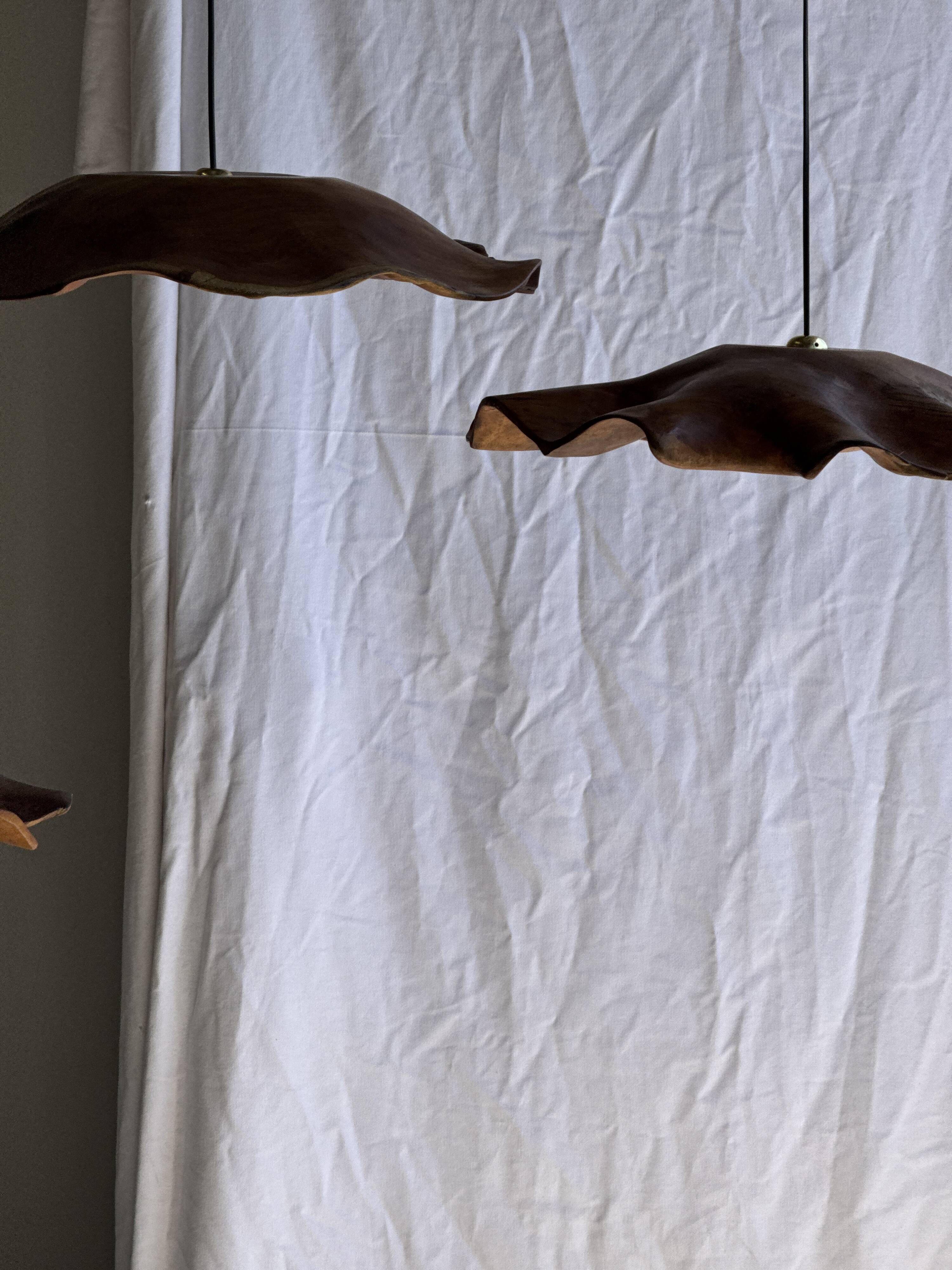 Very large wavy flat leaf suspension in teak with flower stripes D:60