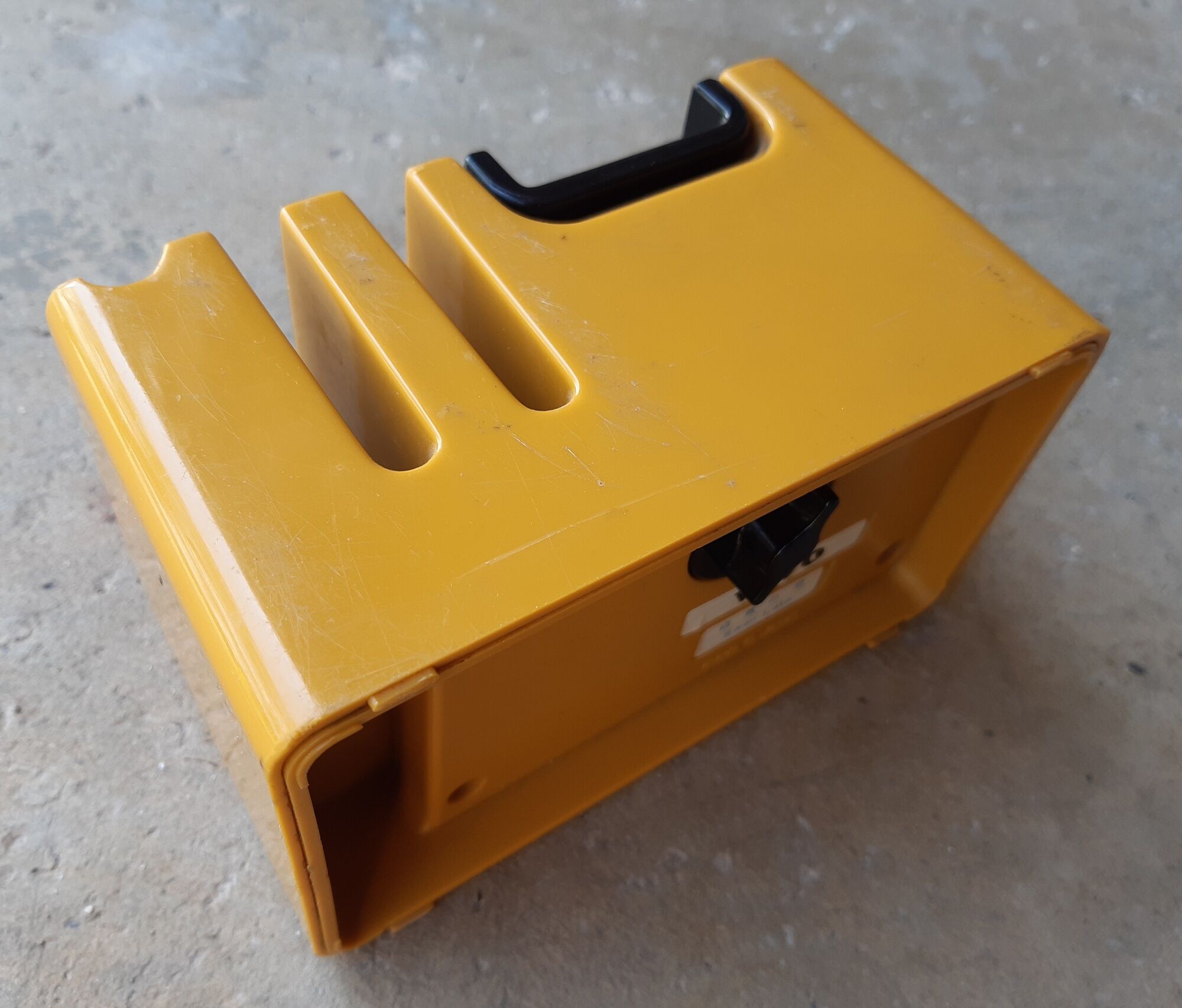 Pencil holder rests phone with waiting music, vintage 70s