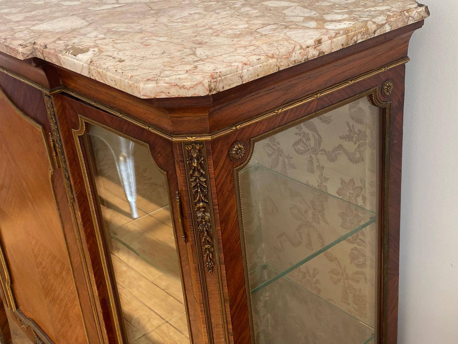 Vitrine Napoléon III marquetée, marbre et bronzes – XIXᵉ siècle