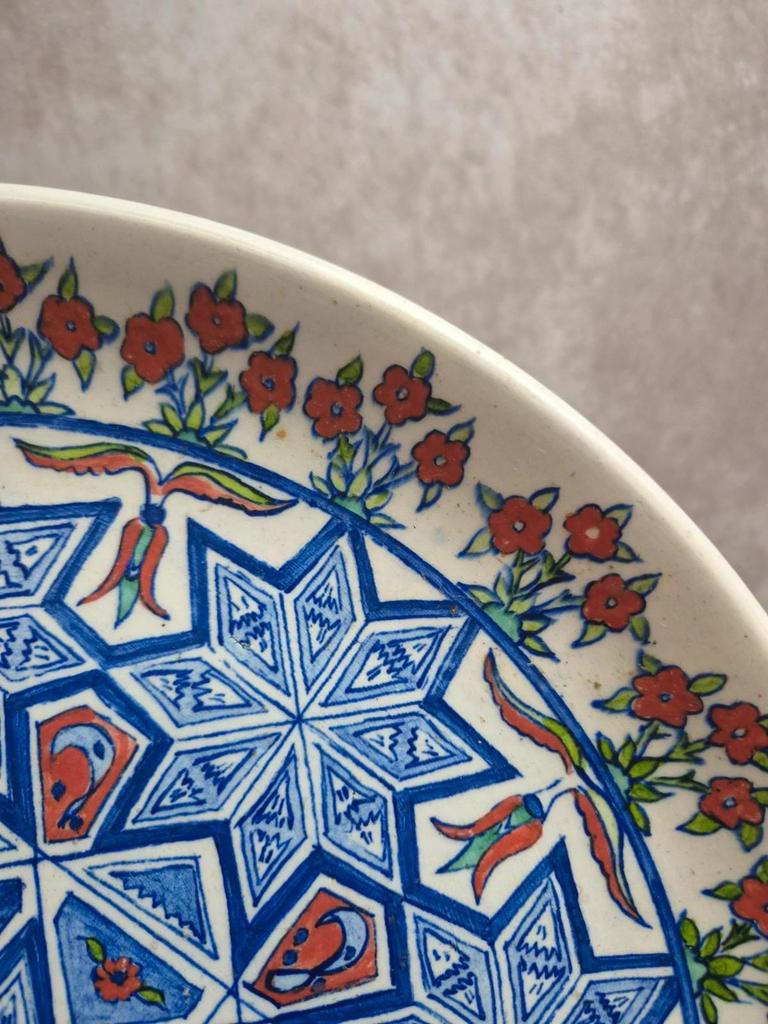 Large vintage wall plate in ceramic from Kütahya, signed – hand-painted oriental decoration.