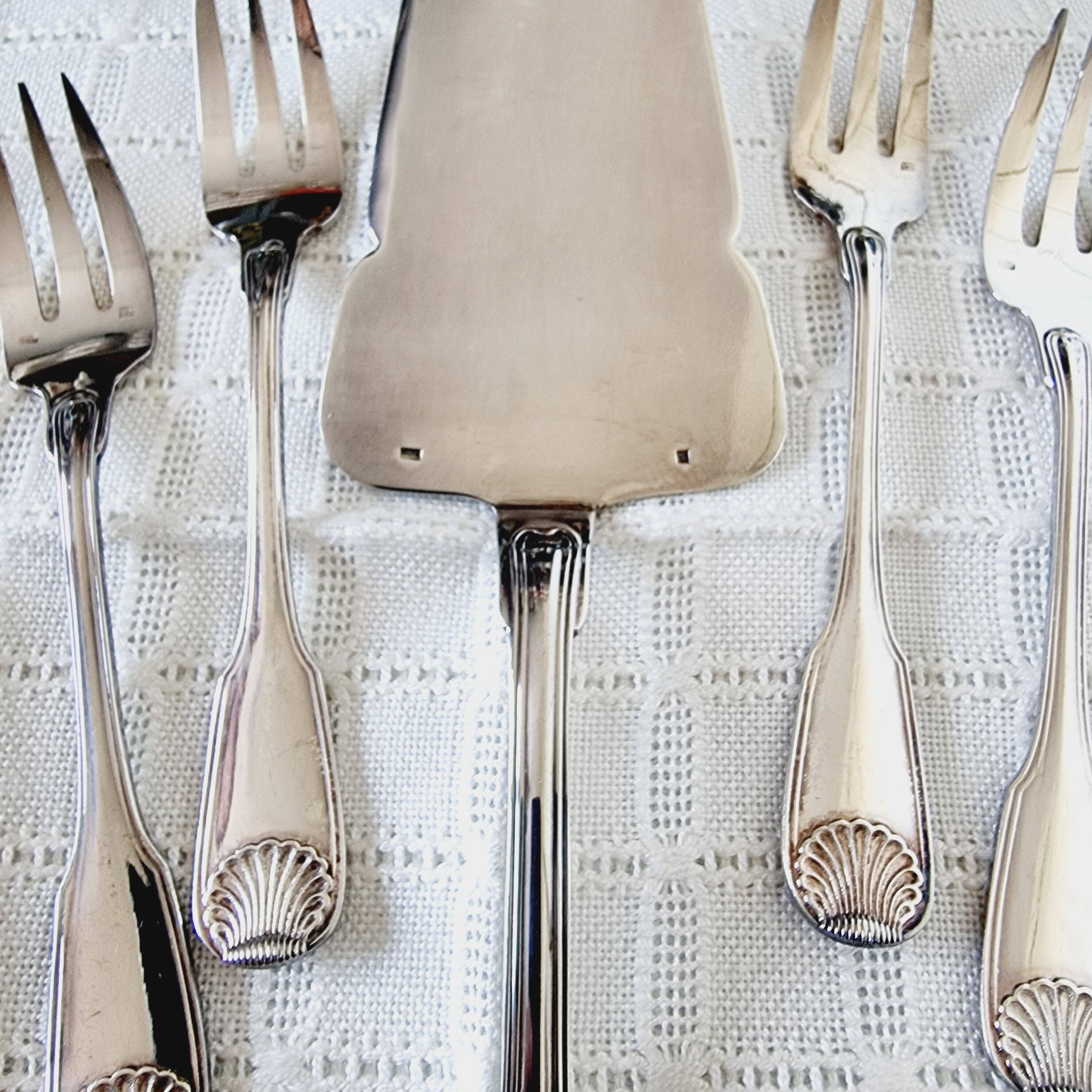 Coffret à Gâteaux Vintage avec 12 Fourchettes et 1 Pelle en Métal Argenté à Décor de Coquille
