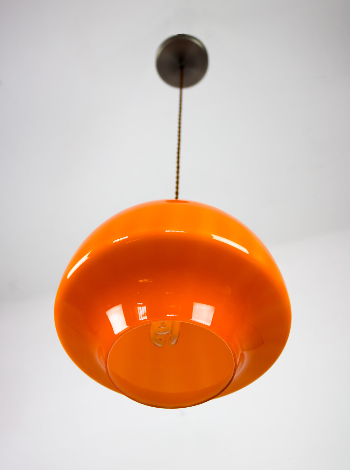 Suspension en verre orange du milieu du siècle