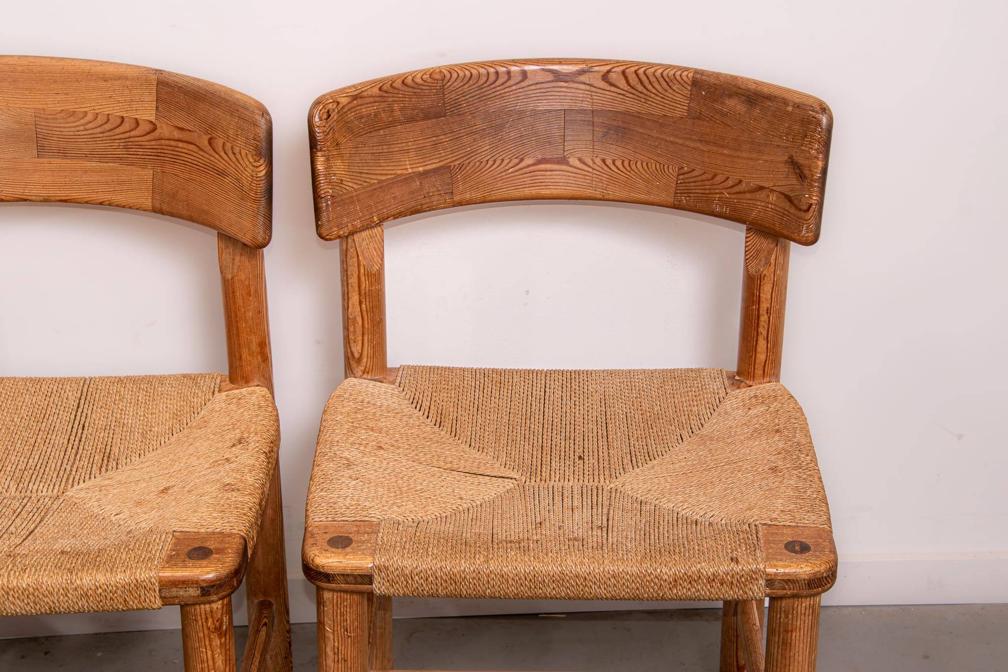 Chaises en pin et en corde de Ranier Daumiller