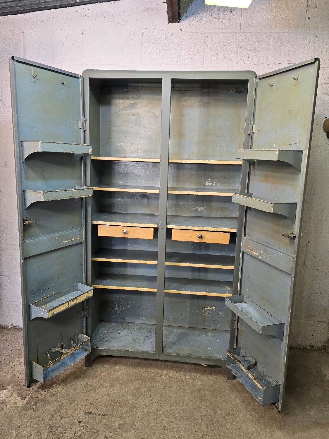 Armoire métallique de cuisine aux bords arrondis 1950